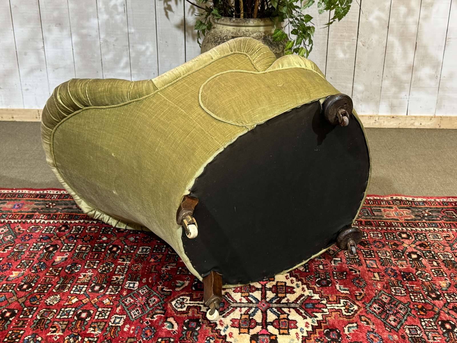 English armchair from the late 19th century.