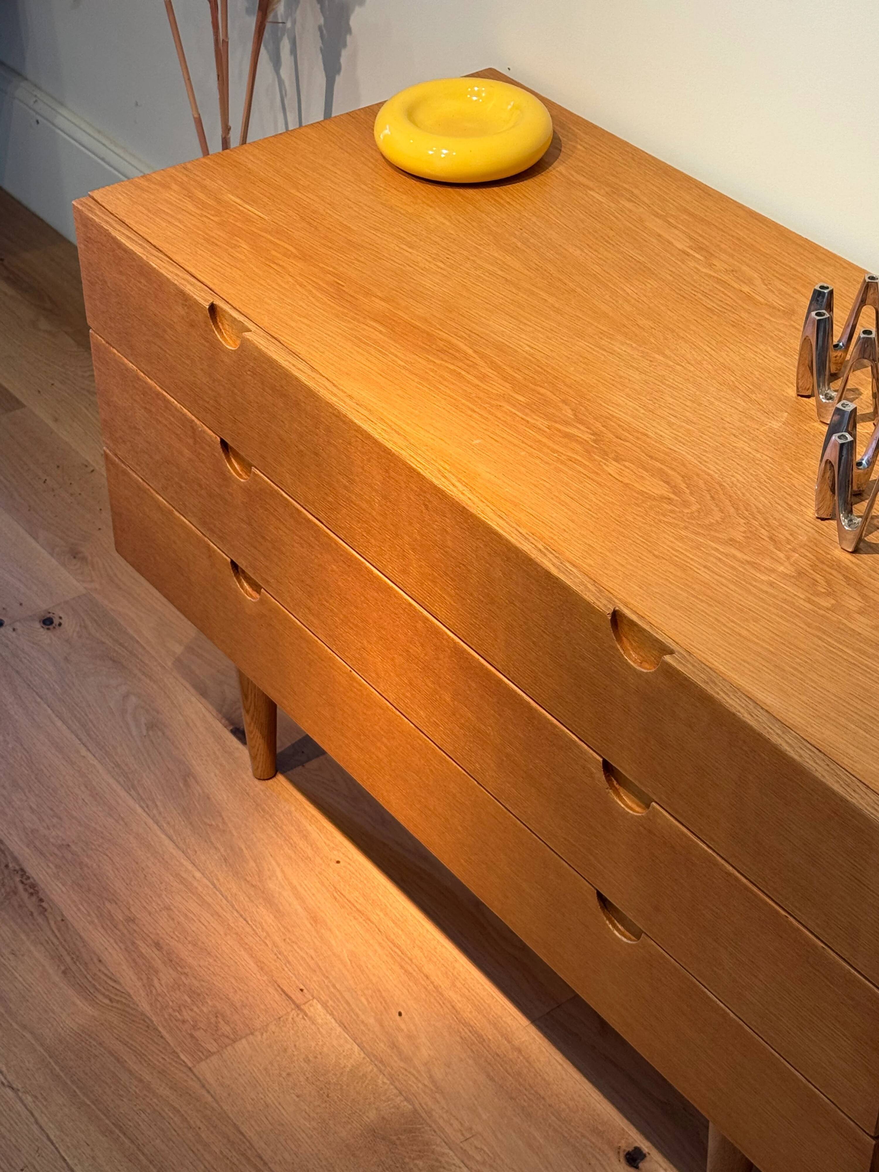 Commode scandinave vintage en chêne doré "Ebba"