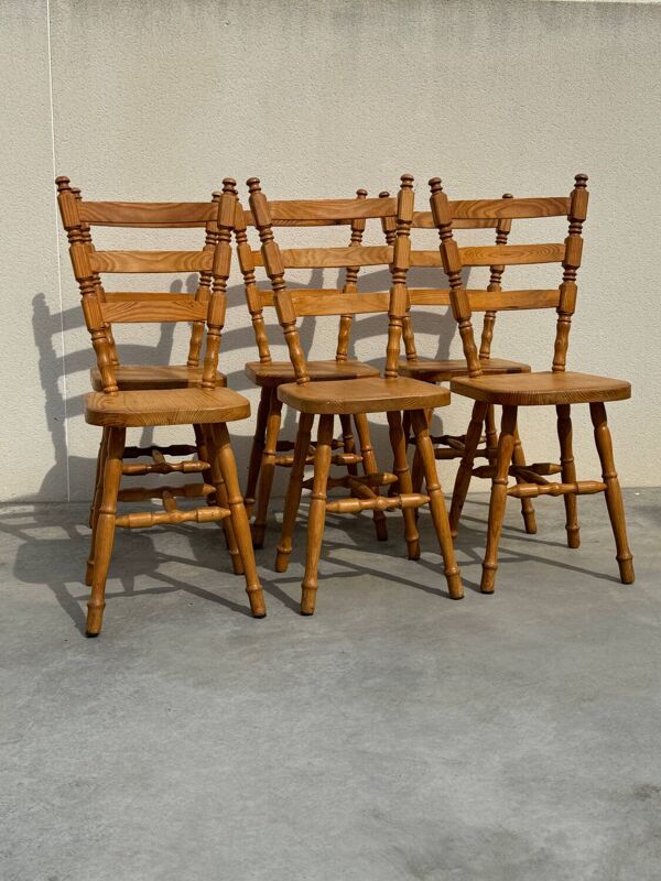 Série de 6 chaises rustiques en pin des Vosges années 80