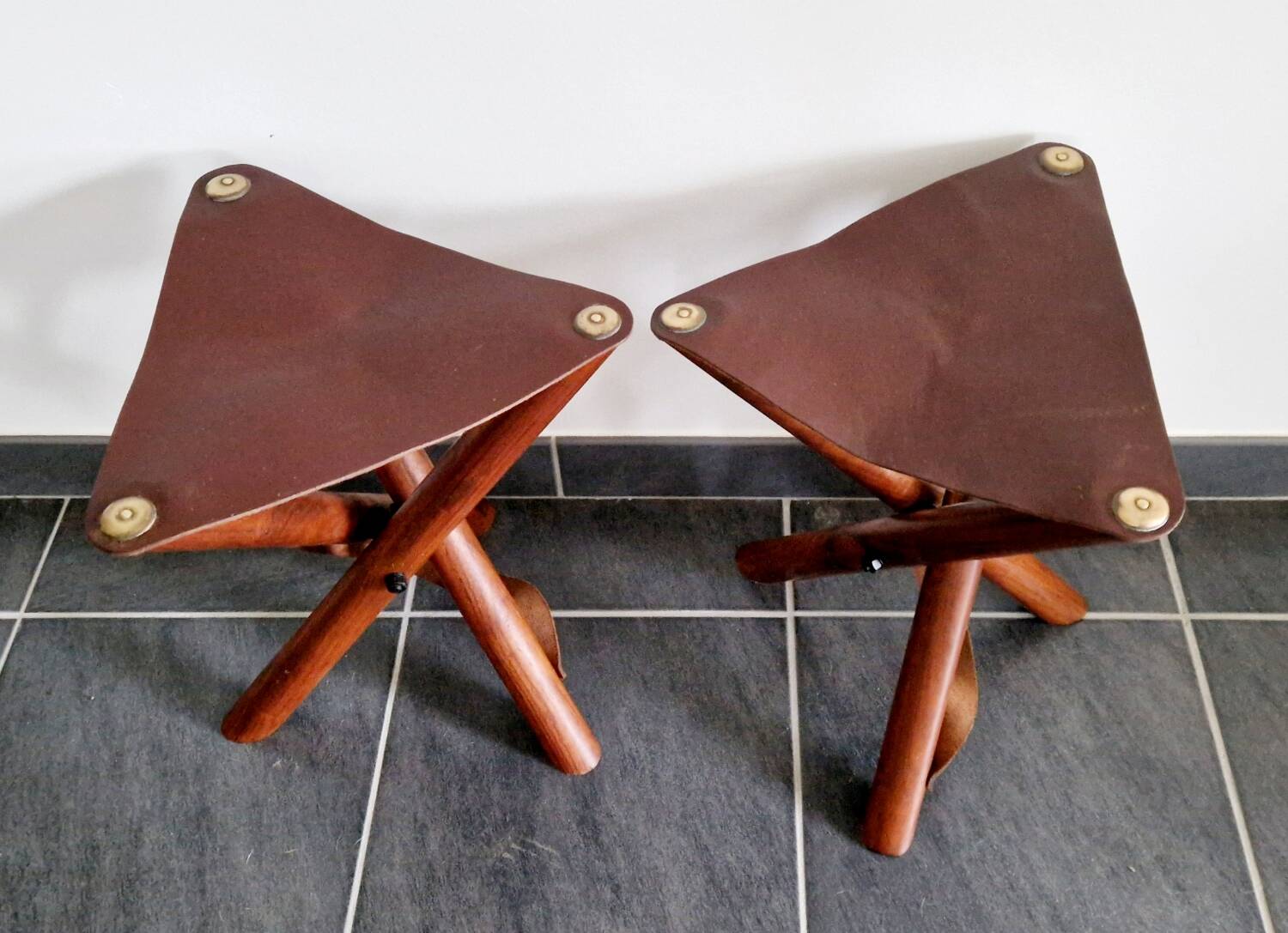 Ensemble de tabourets tripode teck et cuir