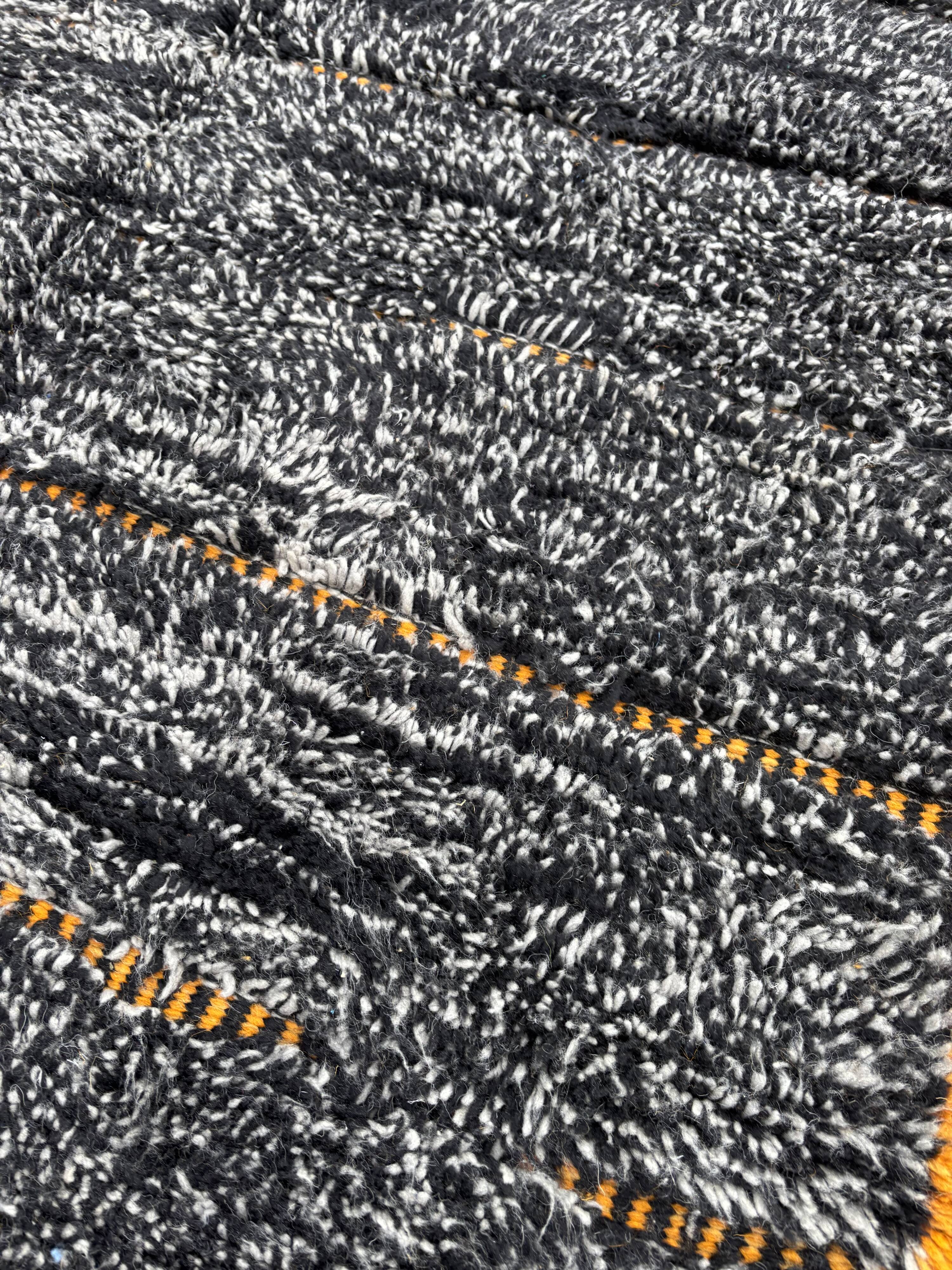 tapis Marocain berbere  Mrirt noir et orange fait main en laine