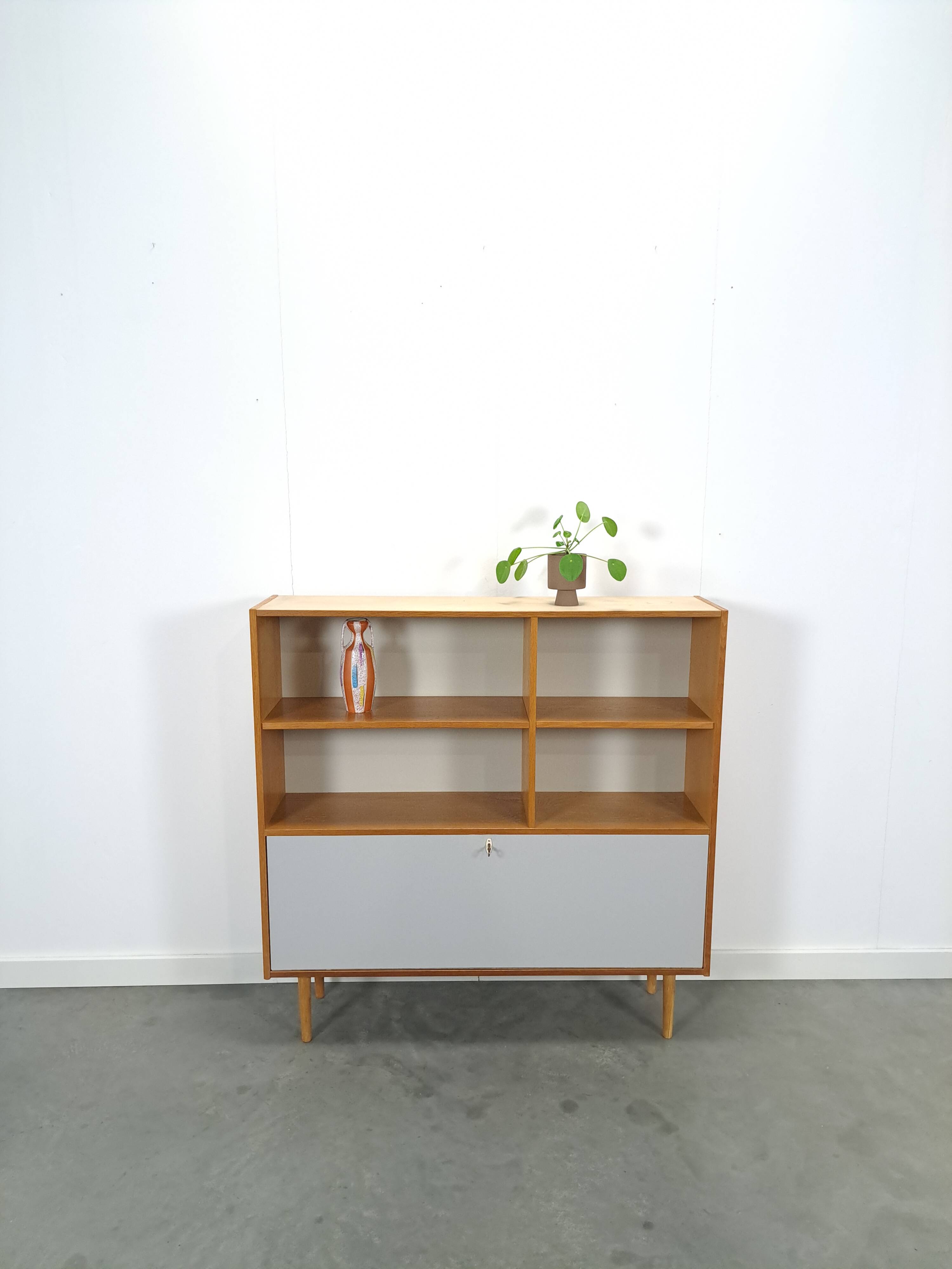 Deens Domino Mobler kast met klepdeur