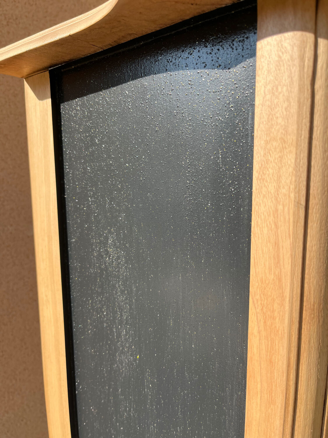 Chiffonnier 5 tiroir noir doré et bois brut