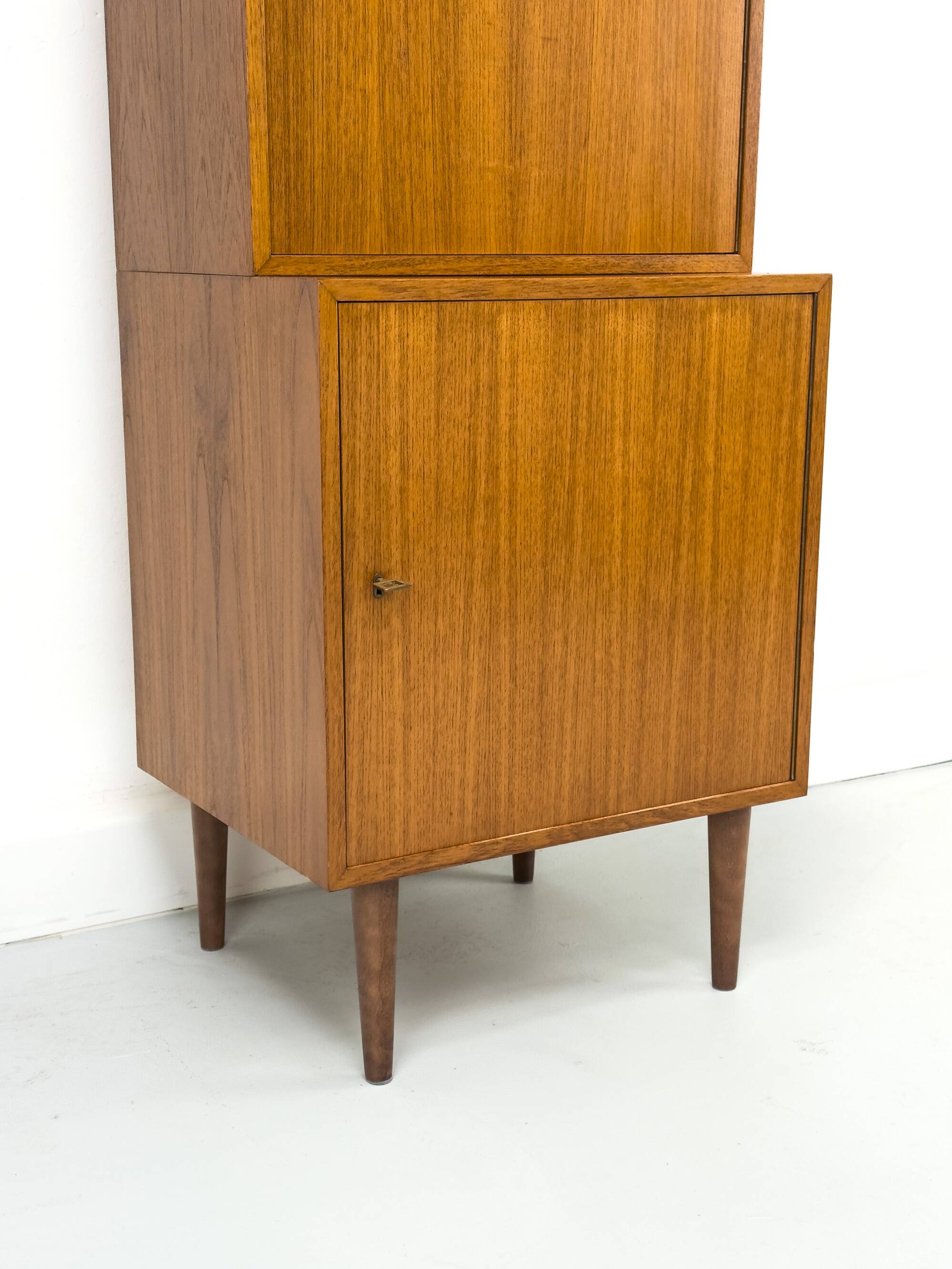 Armoire étroite en teck, années 1960