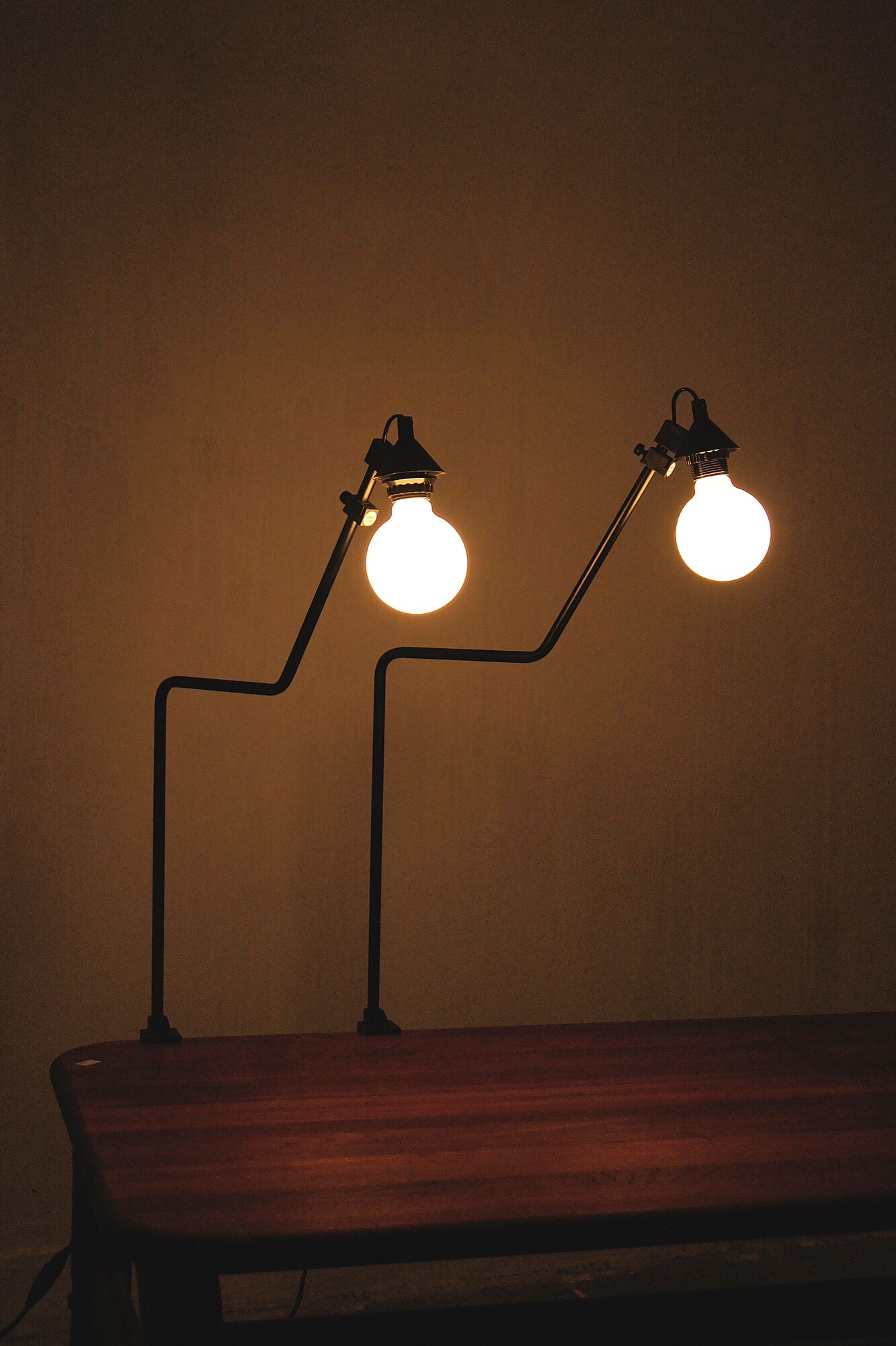 Minimalist desk lamp
