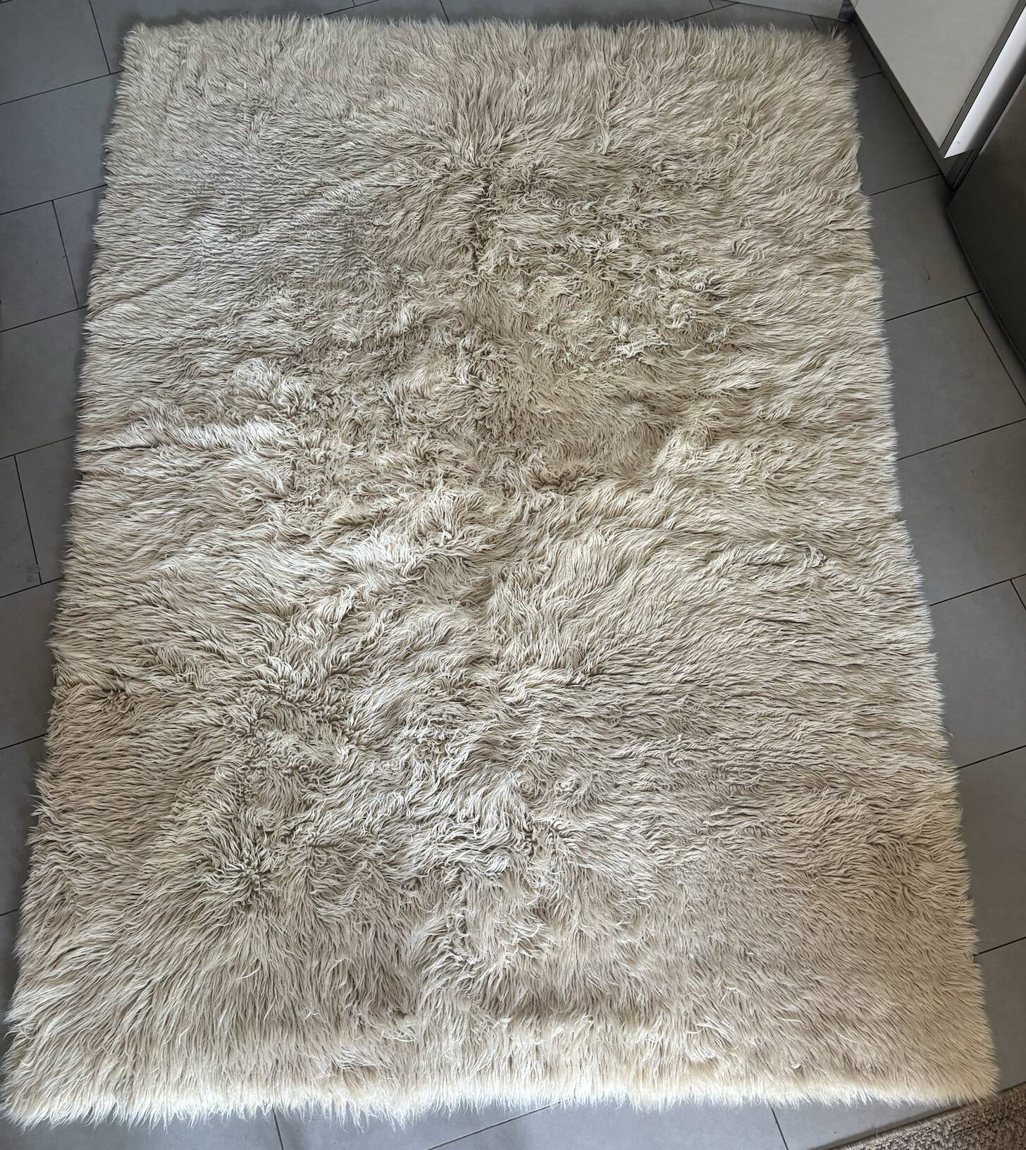 Large vintage carpet 100% pure wool Flokati with long pile from the 60s-70s.