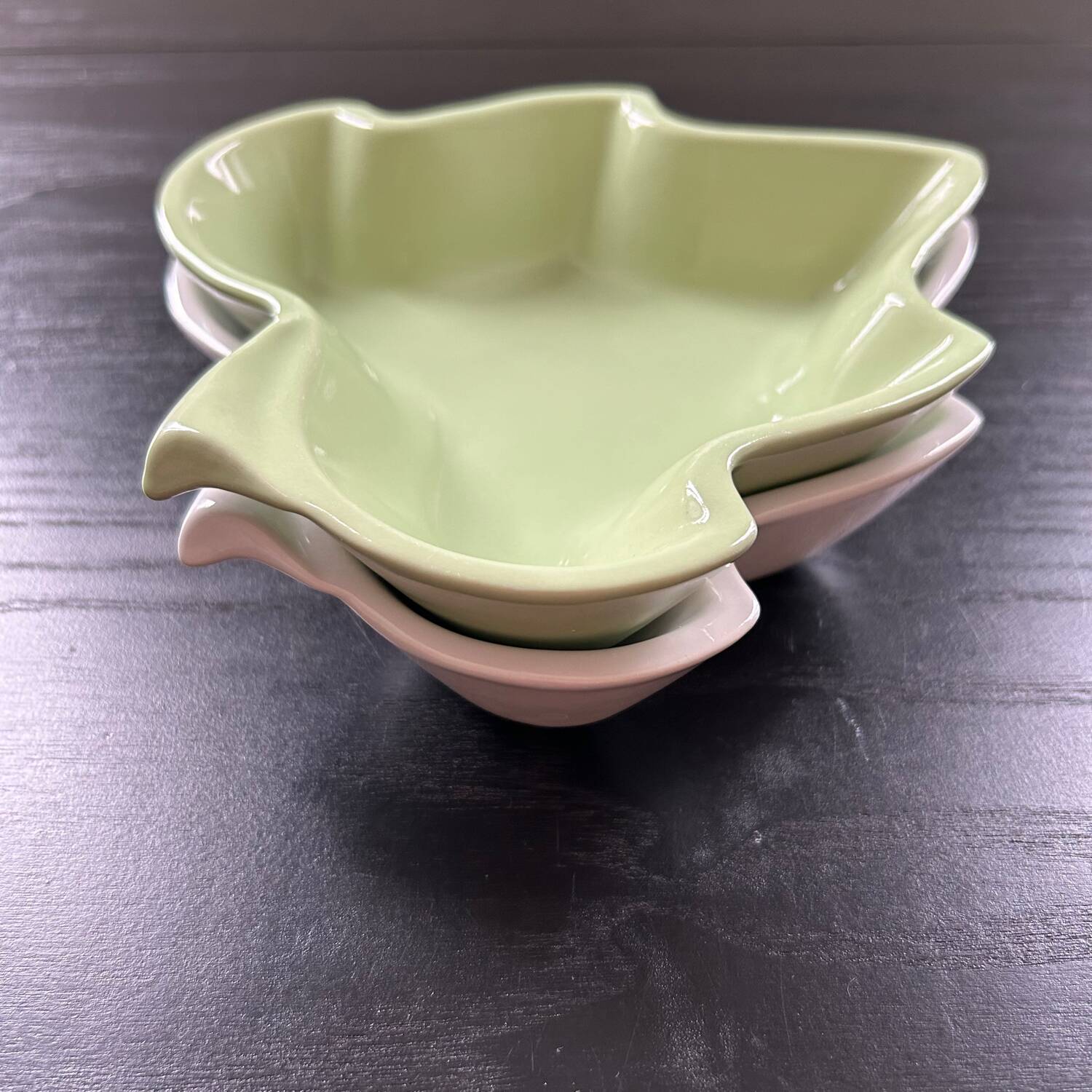 Pair of leaf-shaped dishes