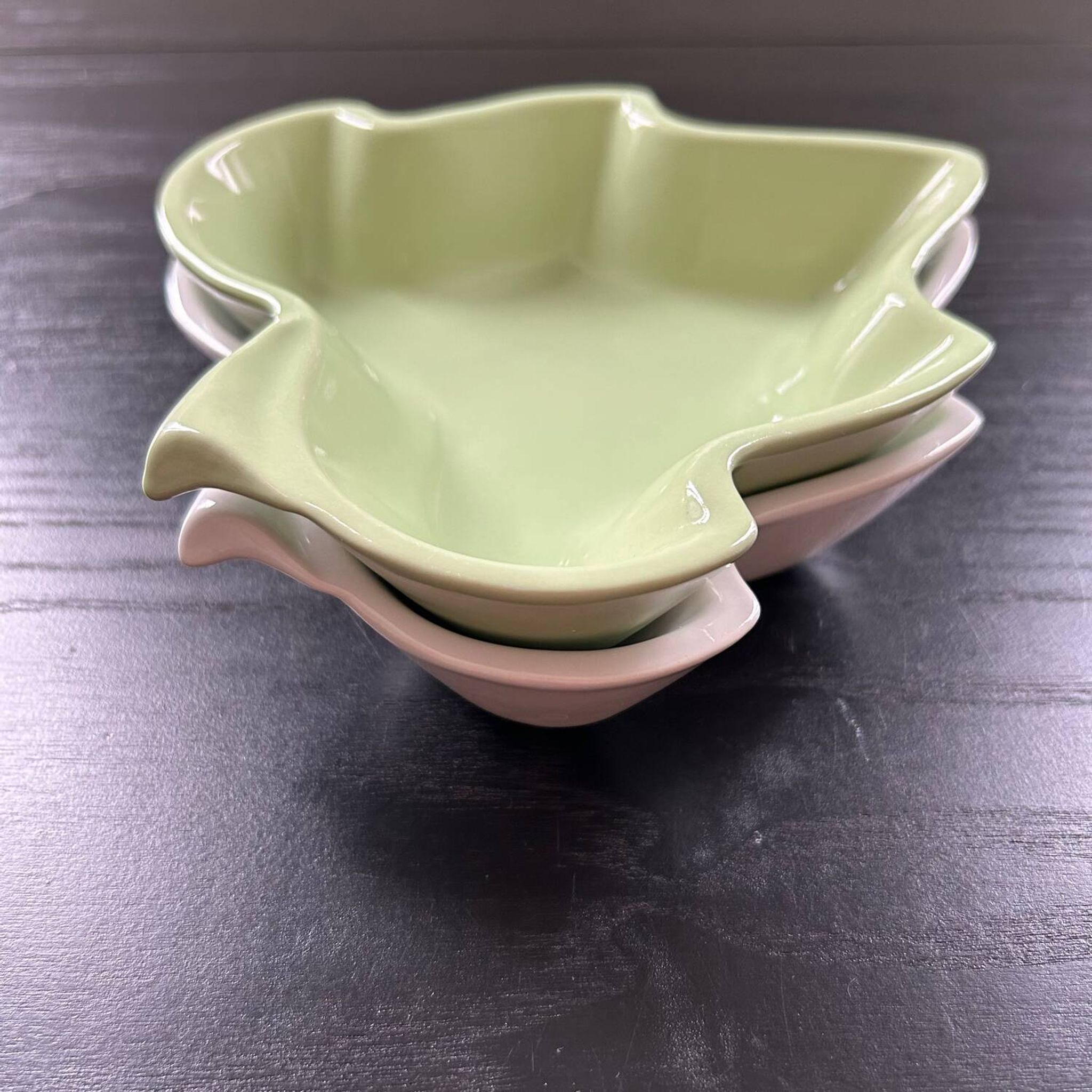 Pair of leaf-shaped dishes