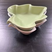 Pair of leaf-shaped dishes