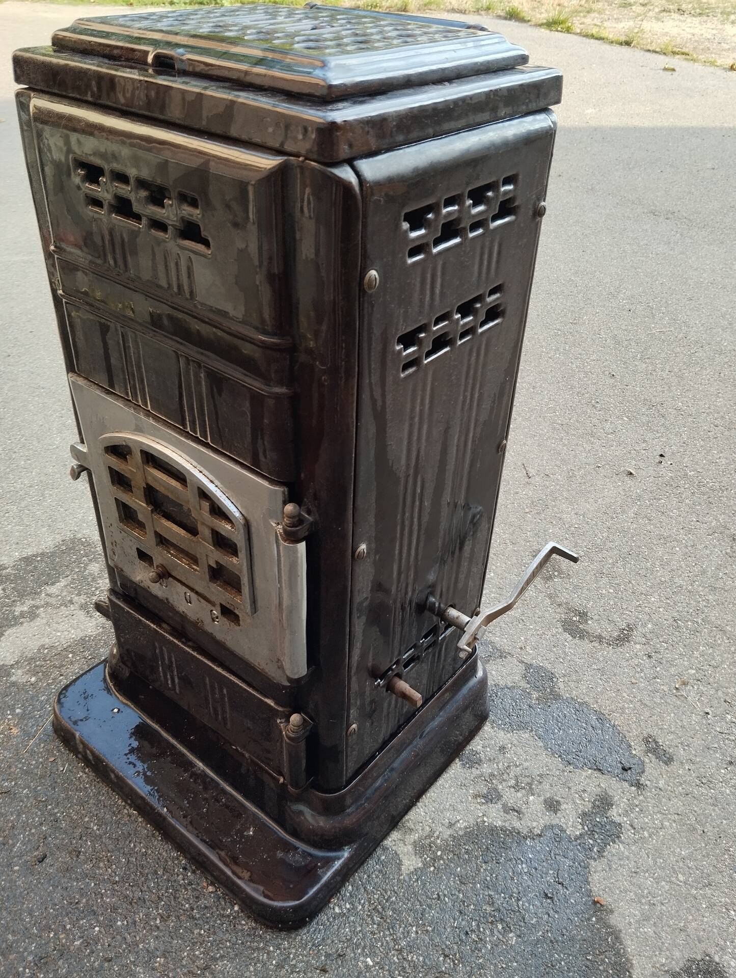 Old enamelled cast iron stove Ciney