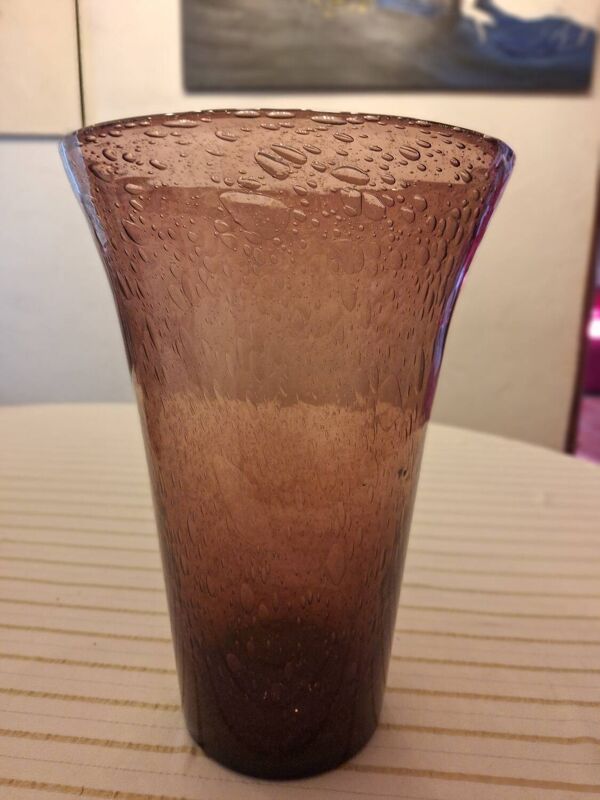 Vase vintage en verre soufflé prune