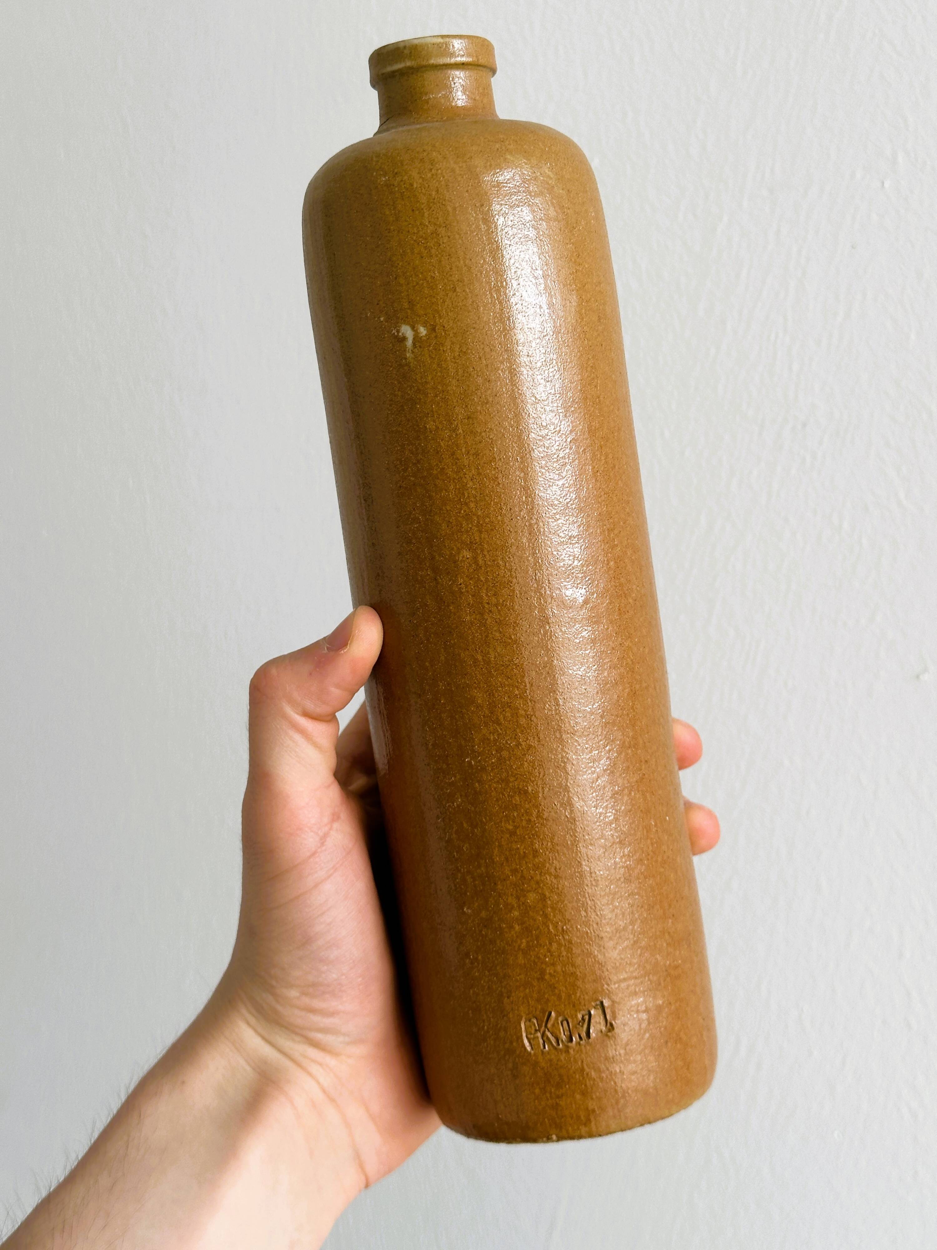 Bouteille décorative en grès vernissé.