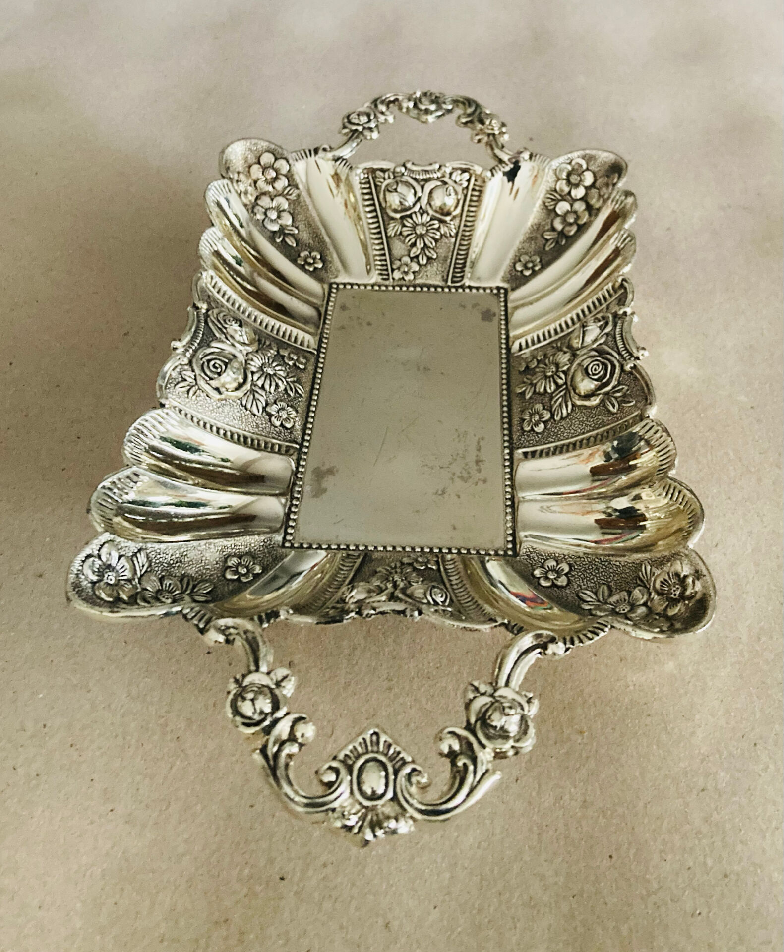St Louis XV style letter tray, empty pocket, 20th century, in repoussé metal.
