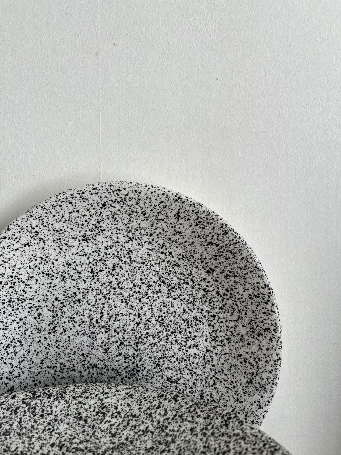 8 flat plates in speckled ceramic