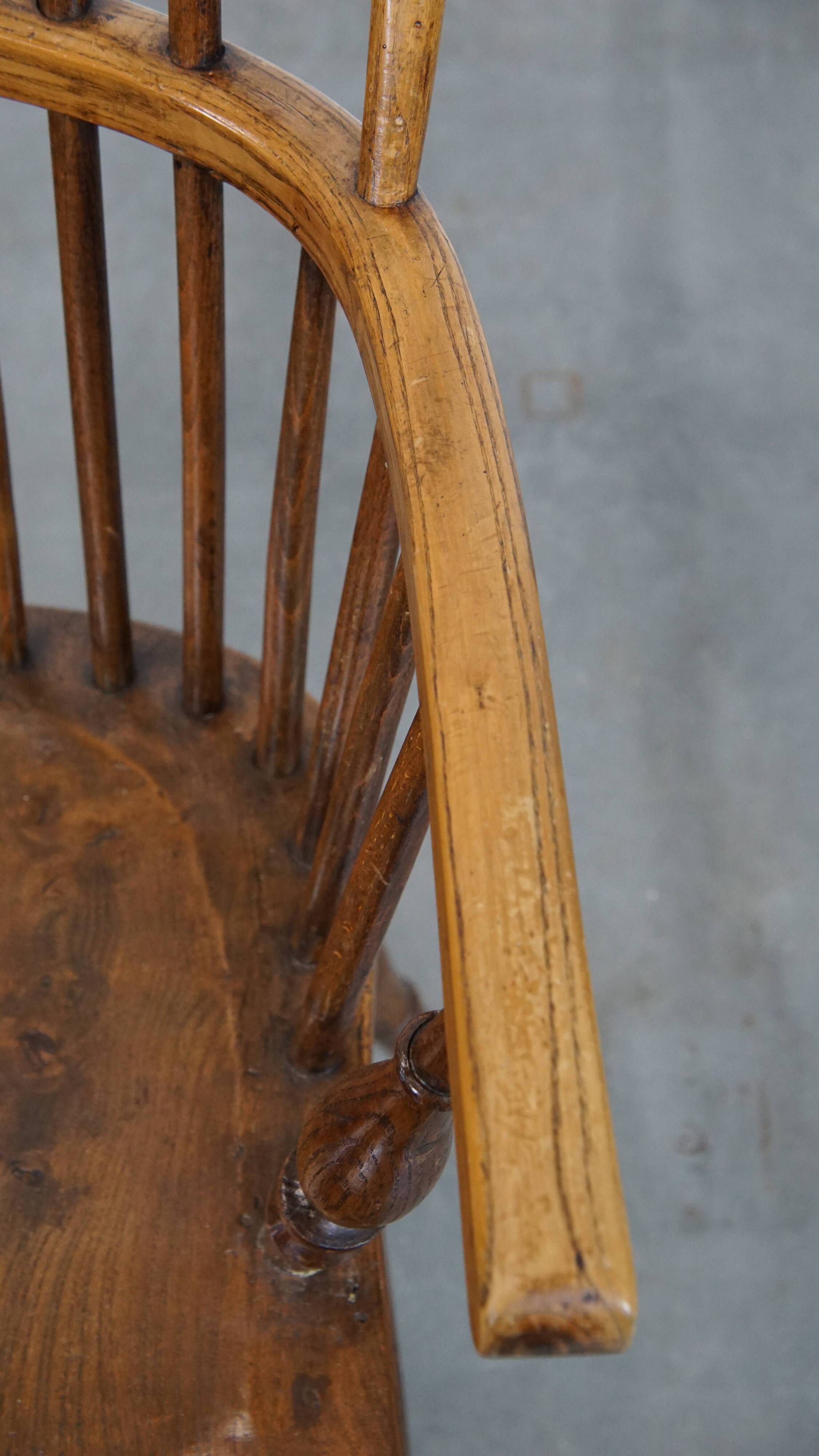 Antique English Windsor Chair from the 19th Century Made of Elm