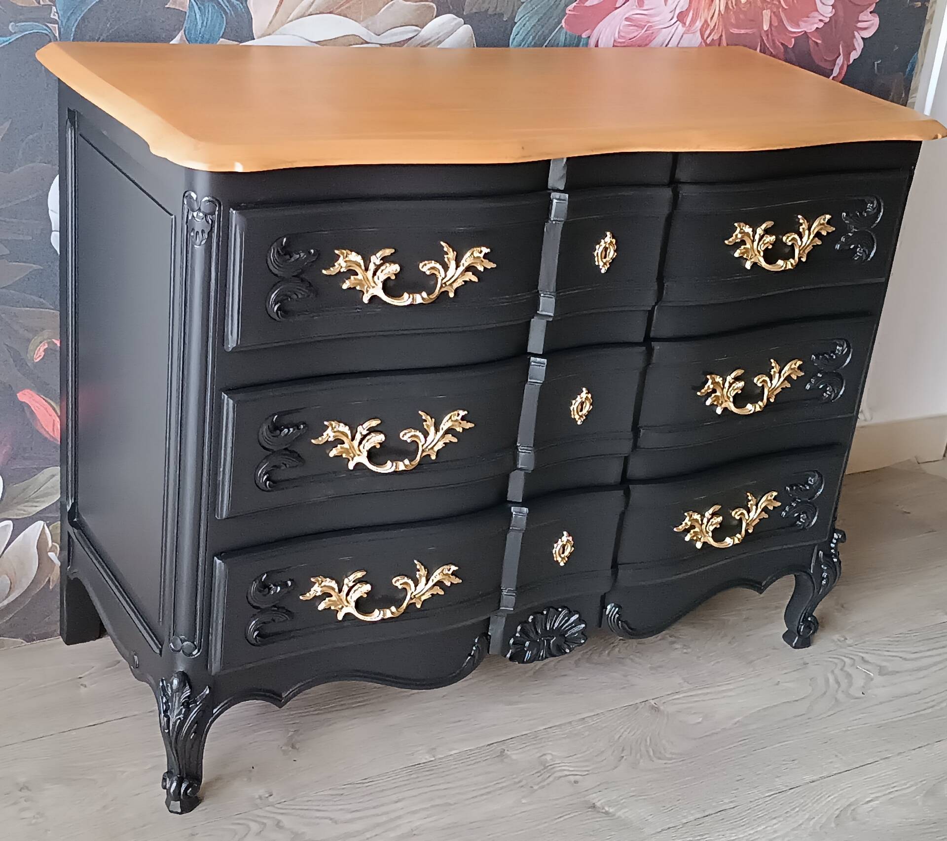 Commode arbalète galbée de style Louis XV