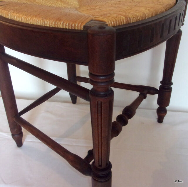 Lyre-shaped Chair bedded in natural wood with folder