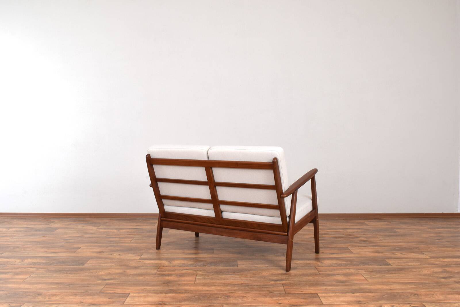 Canapé deux places en teck danois, style milieu du XXe siècle, années 1960.