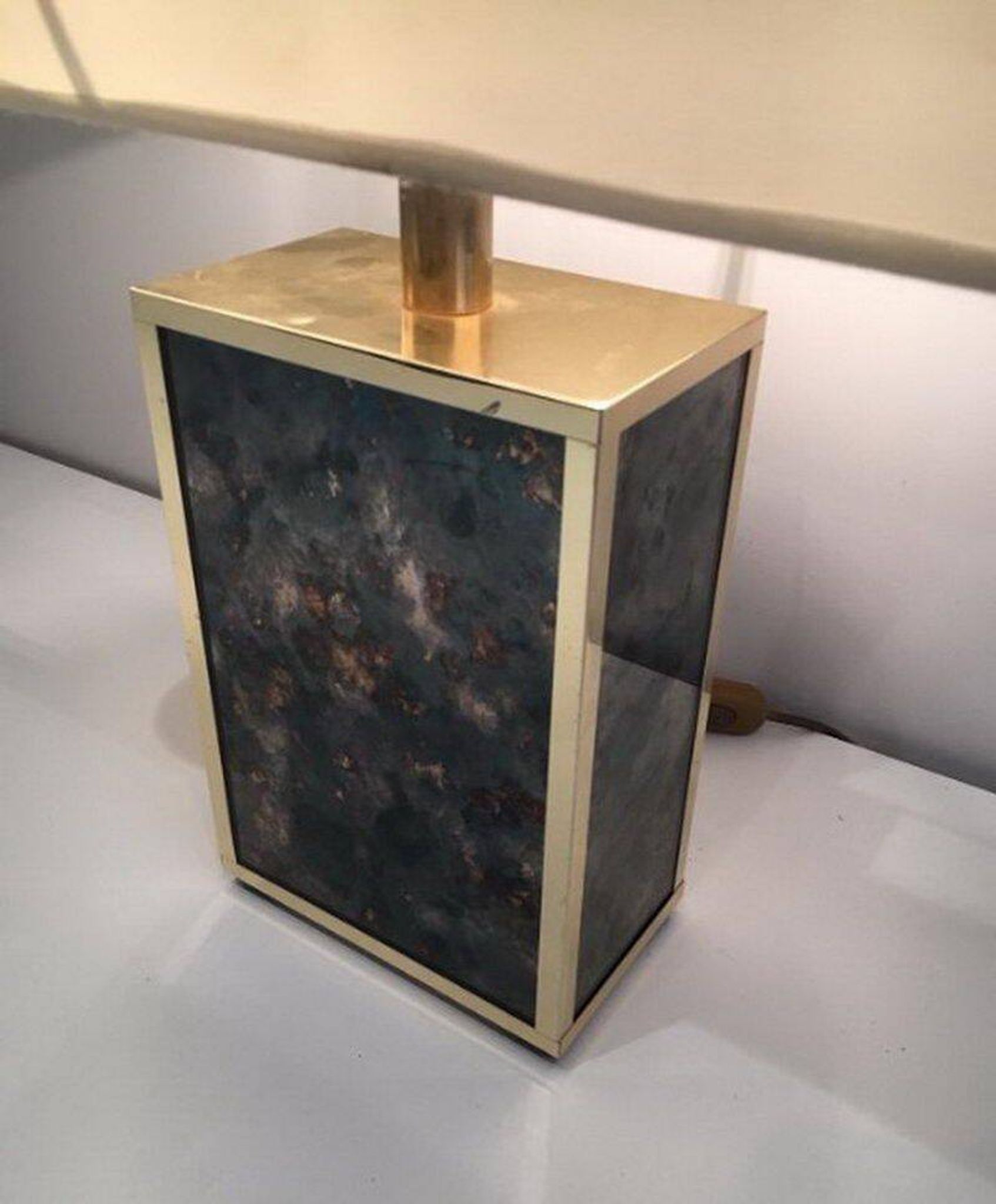 Lamp in gilded metal and stylized glass. In the style of Aldo Tura