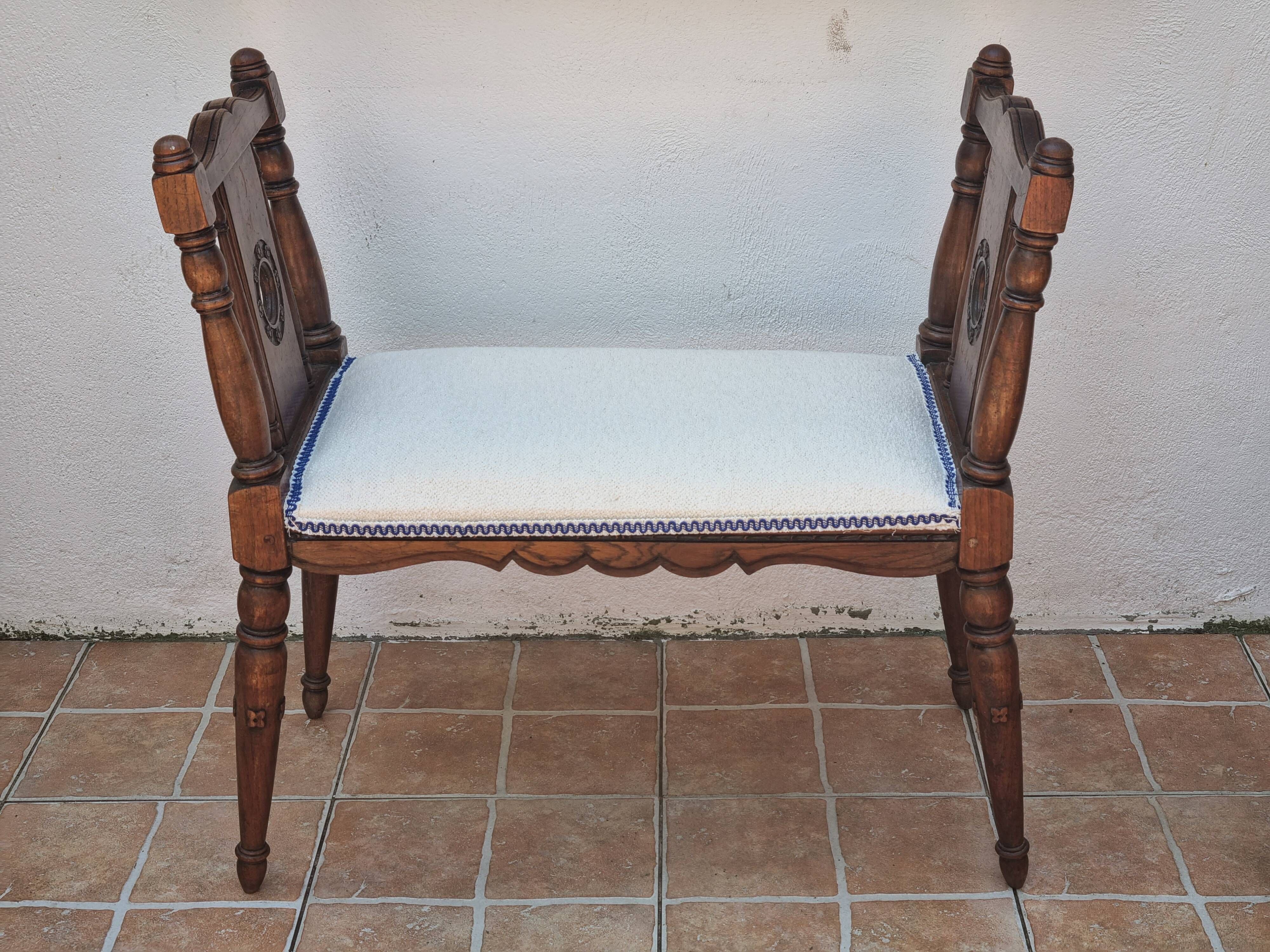 Window bench in carved walnut, late 19th century, renovated seat, 70 cm