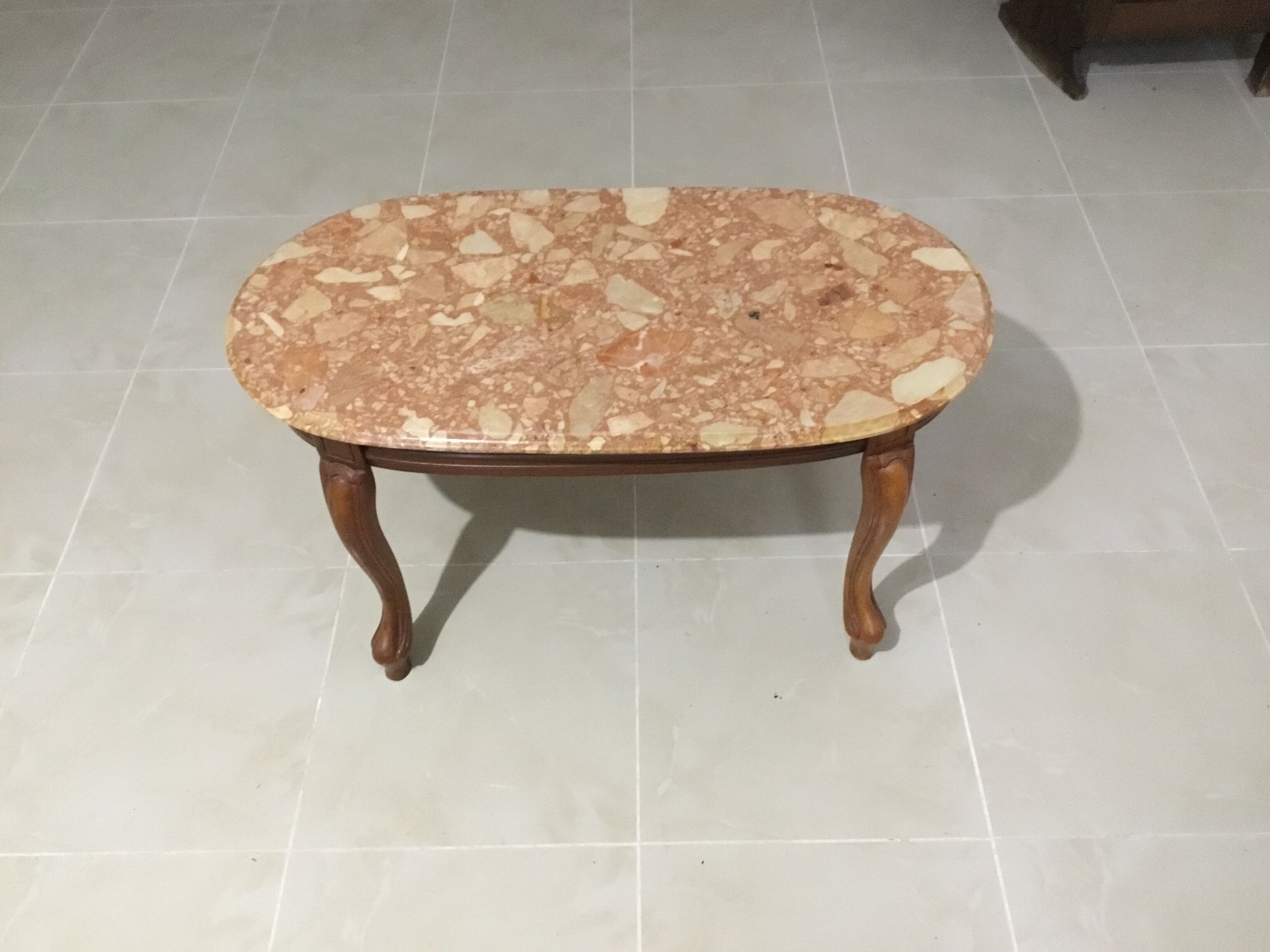 Table basse avec plateau en marbre