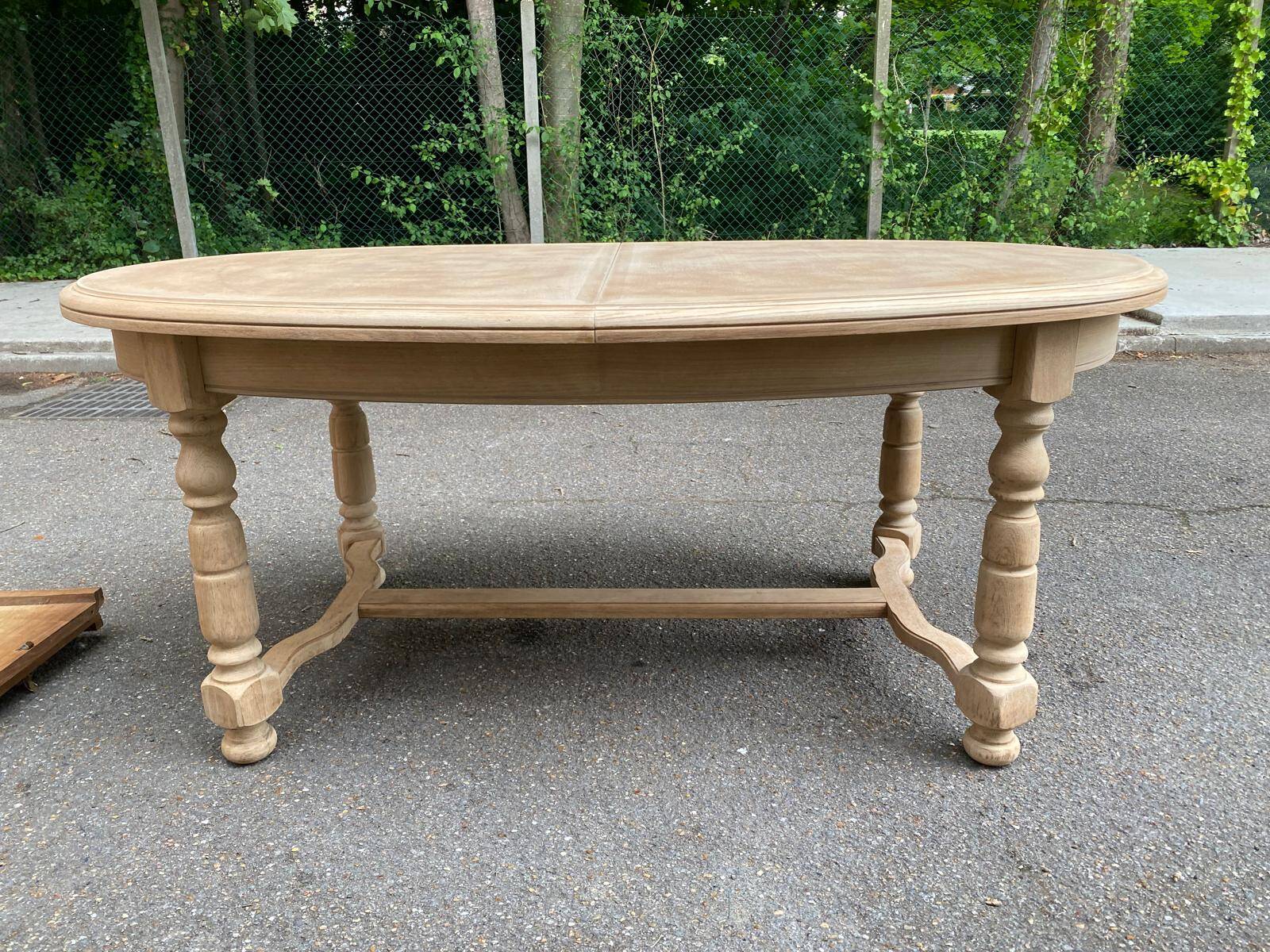 Table à manger de ferme ronde ovale extensible rénovée en bois brut 260cm