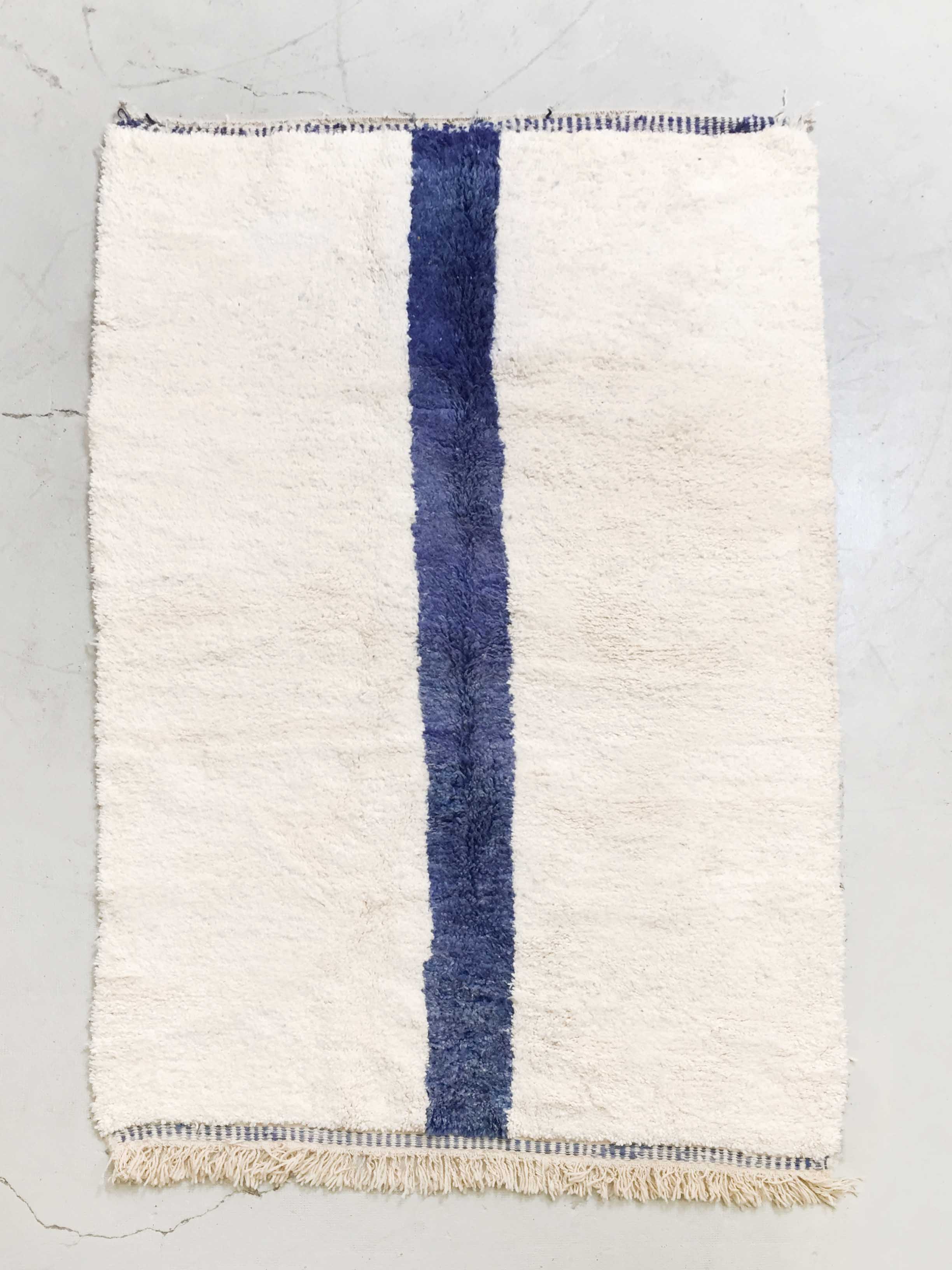 Berber carpet beni ouarain ecru blue line 243x160m