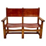 Banc de château brutaliste ancien fait main en chêne et cuir cognac, années 1920.