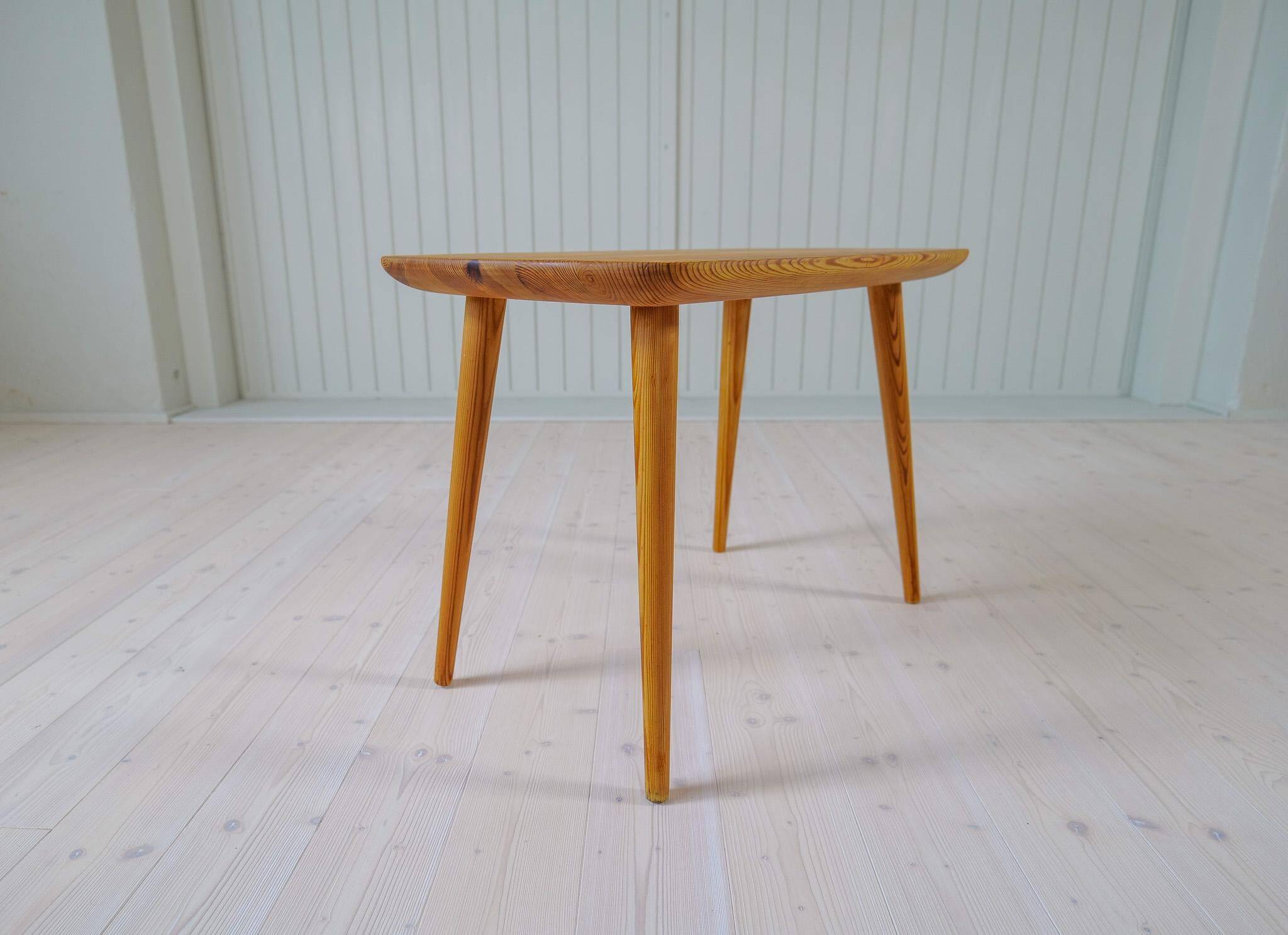 Table basse moderne du milieu du siècle en pin Suède 1940s
