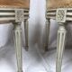 Paire de chaises en bois laqué blanc de style Louis XVI, XXe
