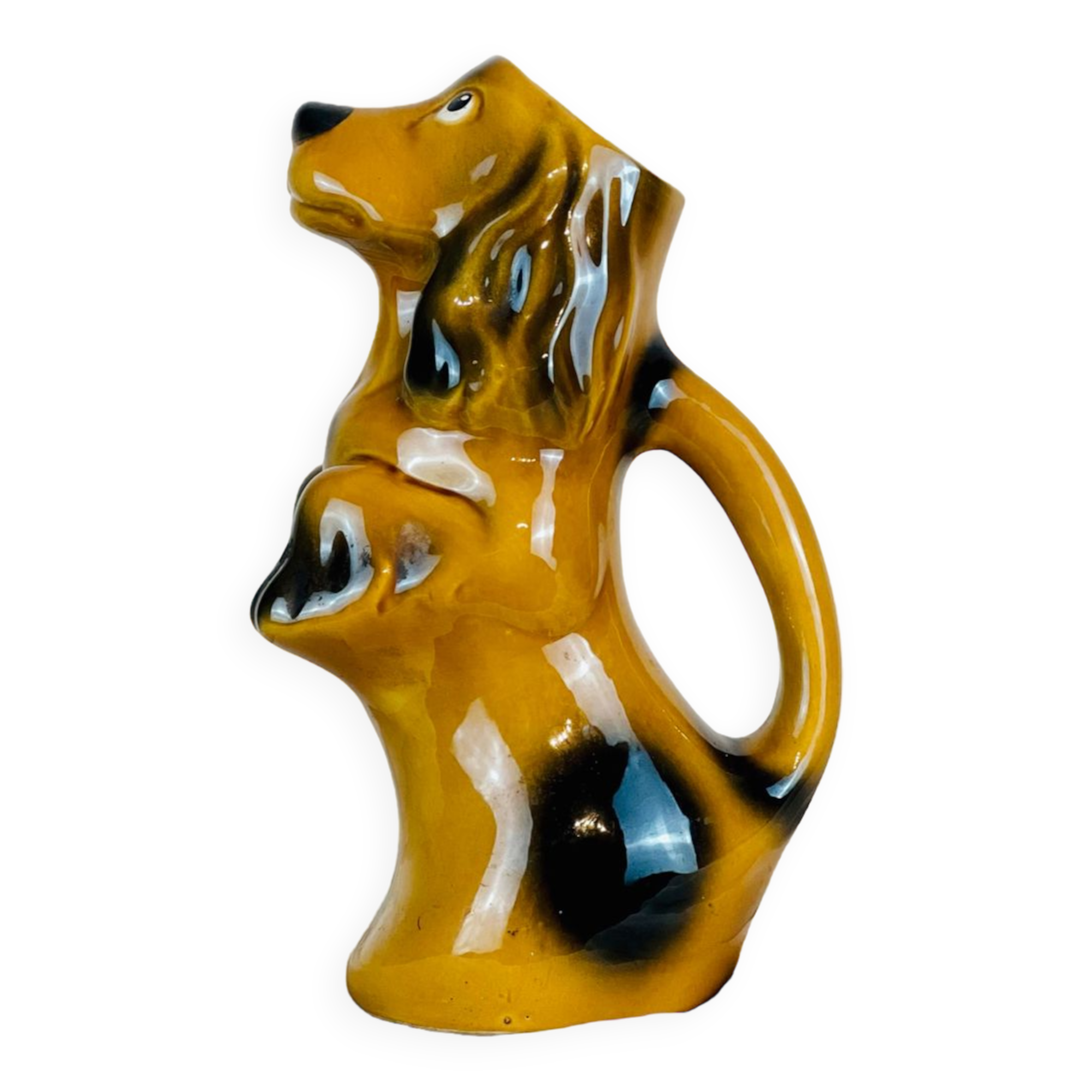 Pichet / carafe en barbotine chien marron clair
