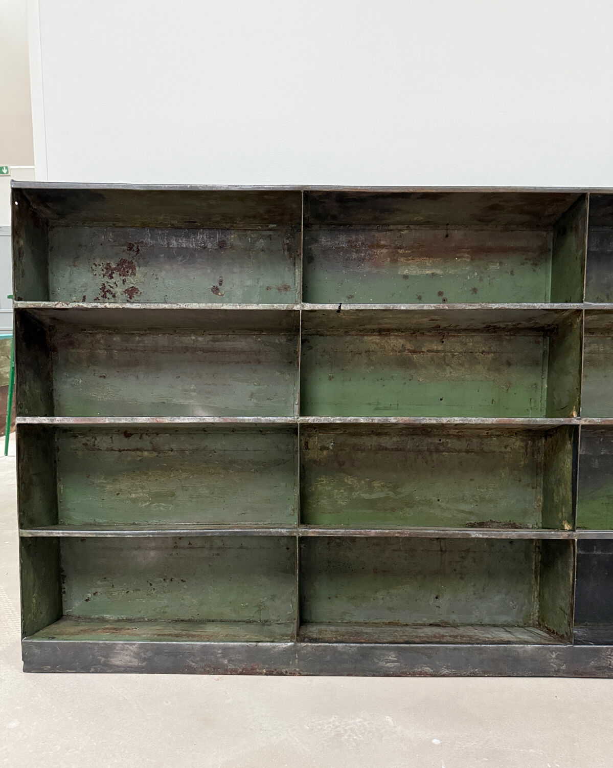 Grand meuble à casiers en métal