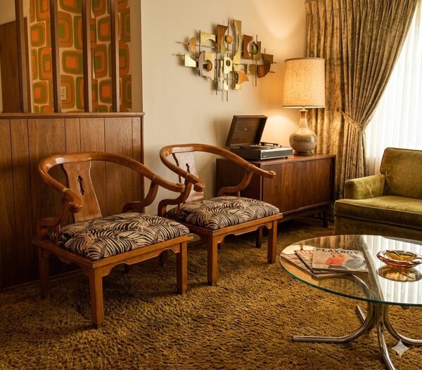 2 fauteuils fer à cheval américains attribués à James Mont