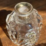 Flacon de parfum ancien en verre moulé et dorure