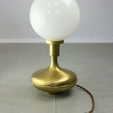 Lampe de table italienne en laiton et en verre opalin