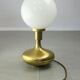 Lampe de table italienne en laiton et en verre opalin
