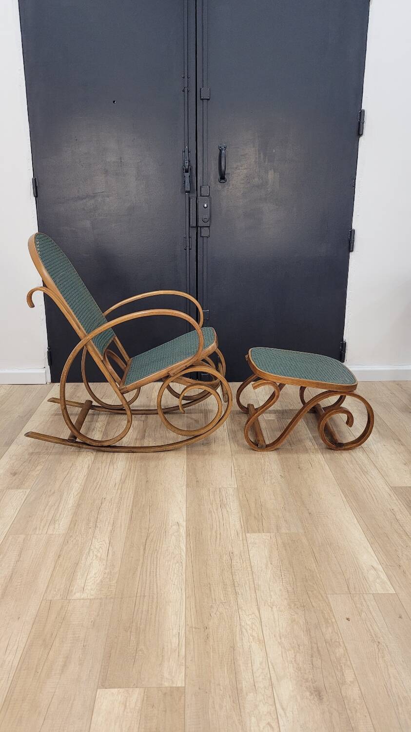 Rocking-chair en bois courbé et cannage