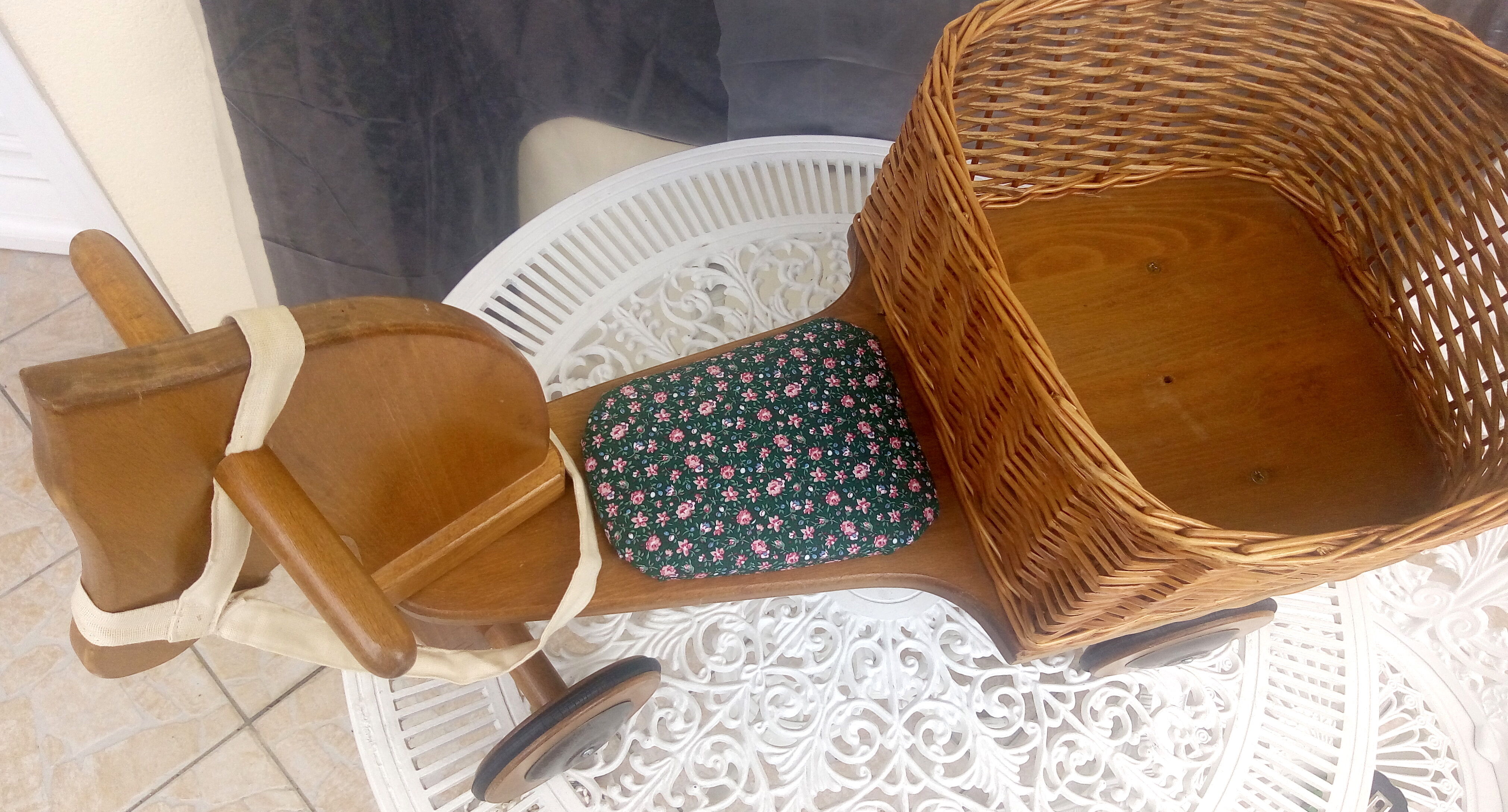 Cheval à roulettes vintage et son panier en osier