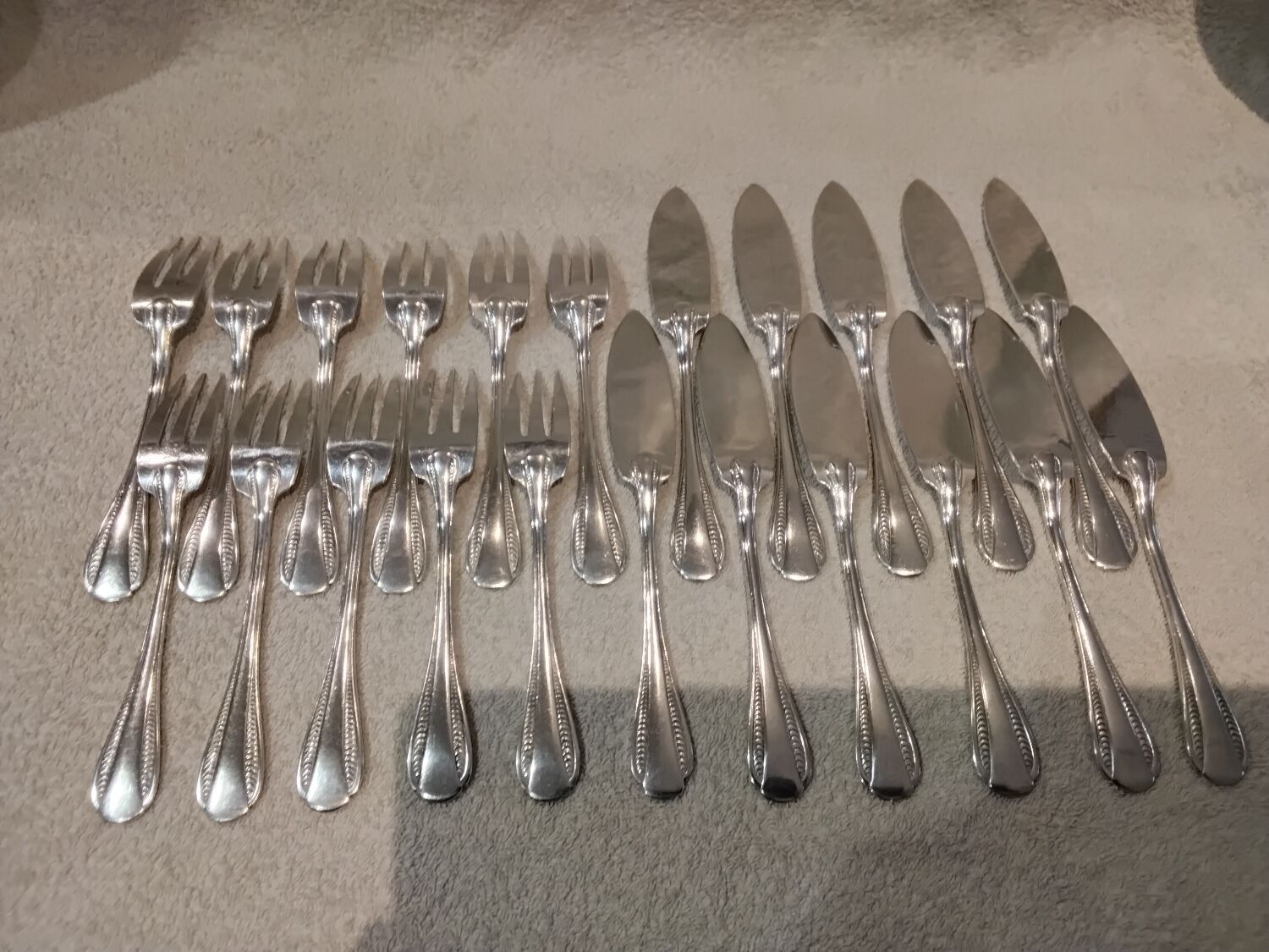 11 silver-plated fish forks and 11 fish knives by silversmith Ercuis Nil