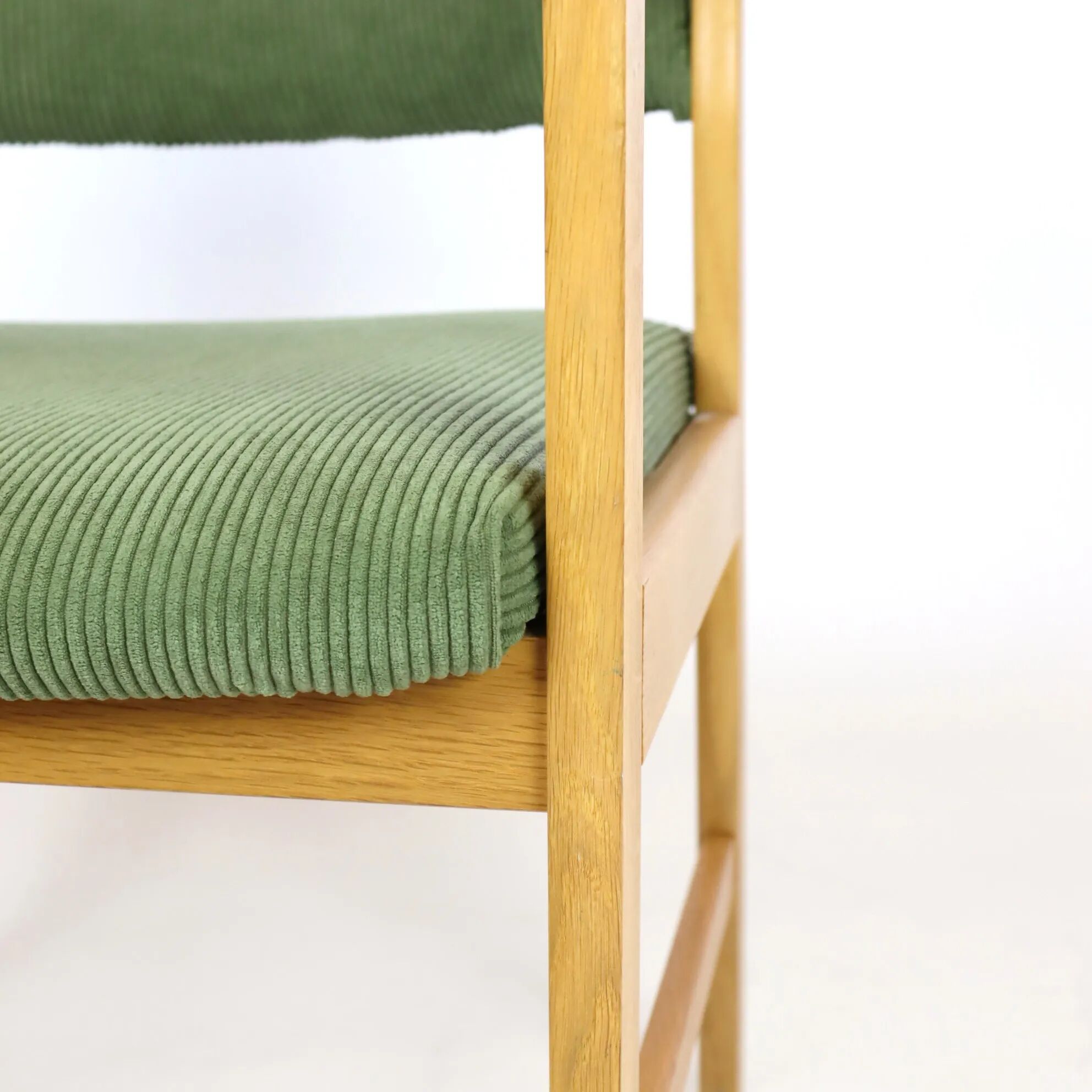 Fauteuil en chêne et velours années 60