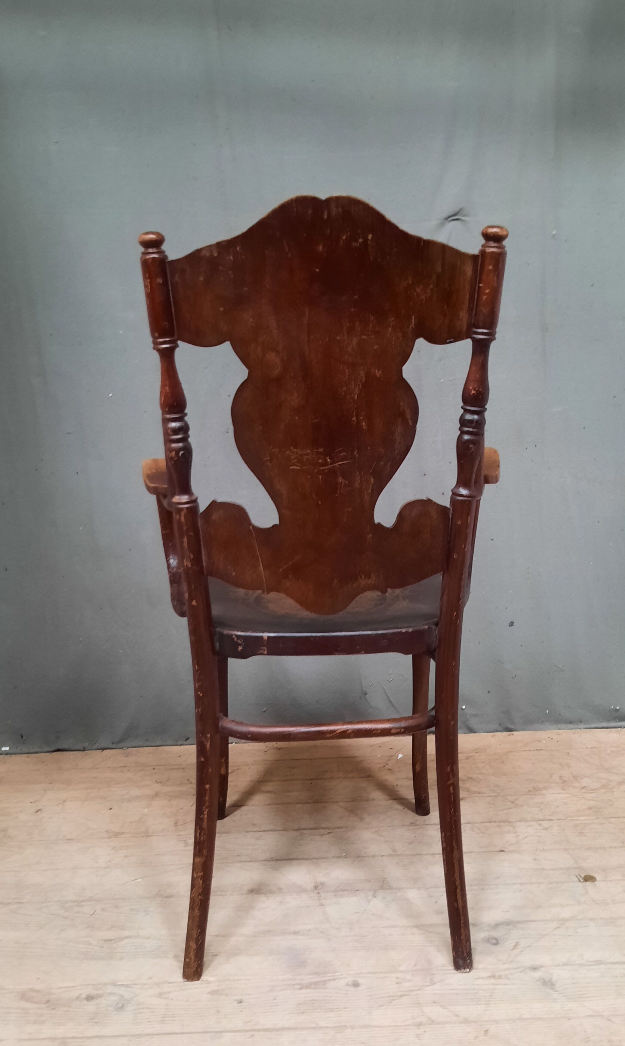 Curved wooden armchair Kohn
