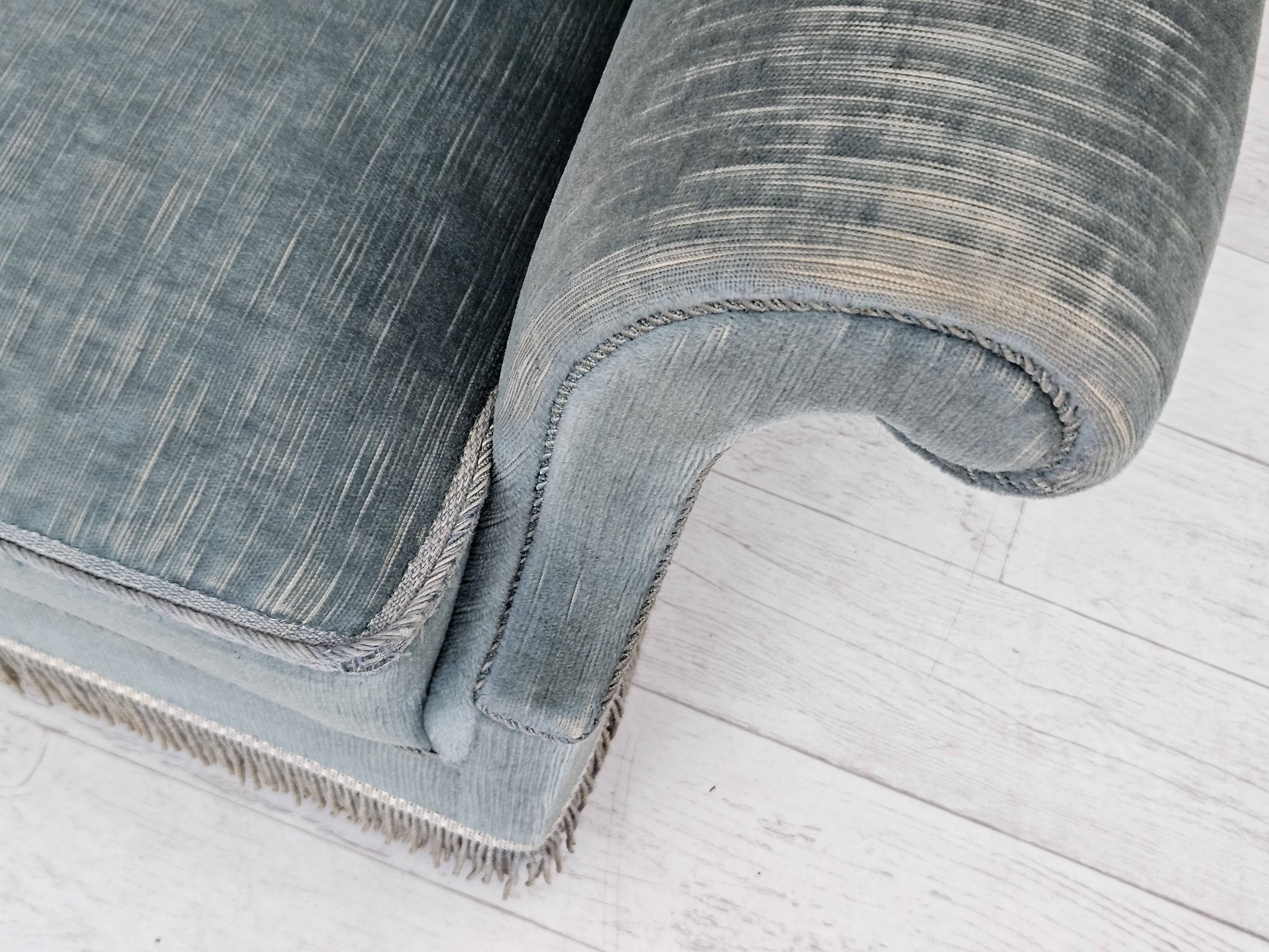 Années 1960, fauteuil à oreilles danois, velours bleu clair, bon état d'origine.