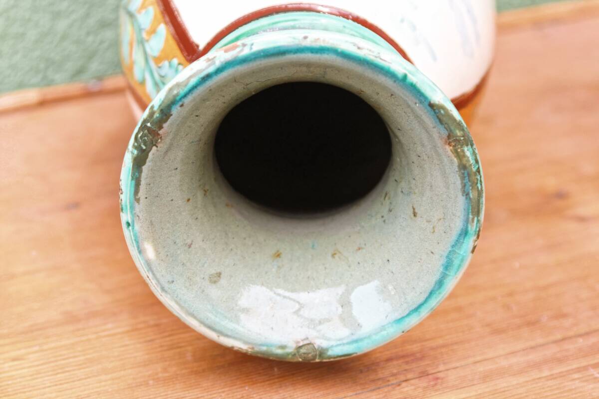 Italian majolica vase from Perugia, boats