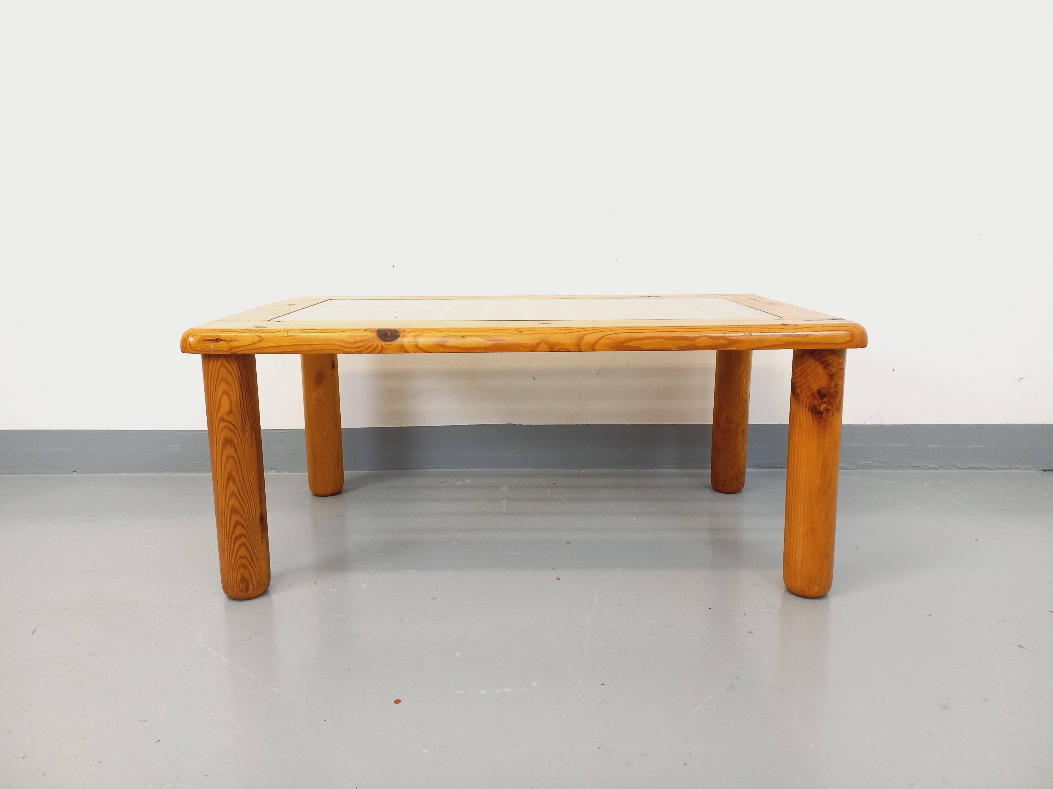 Vintage modernist coffee table in pine and glass from the 70s and 80s.