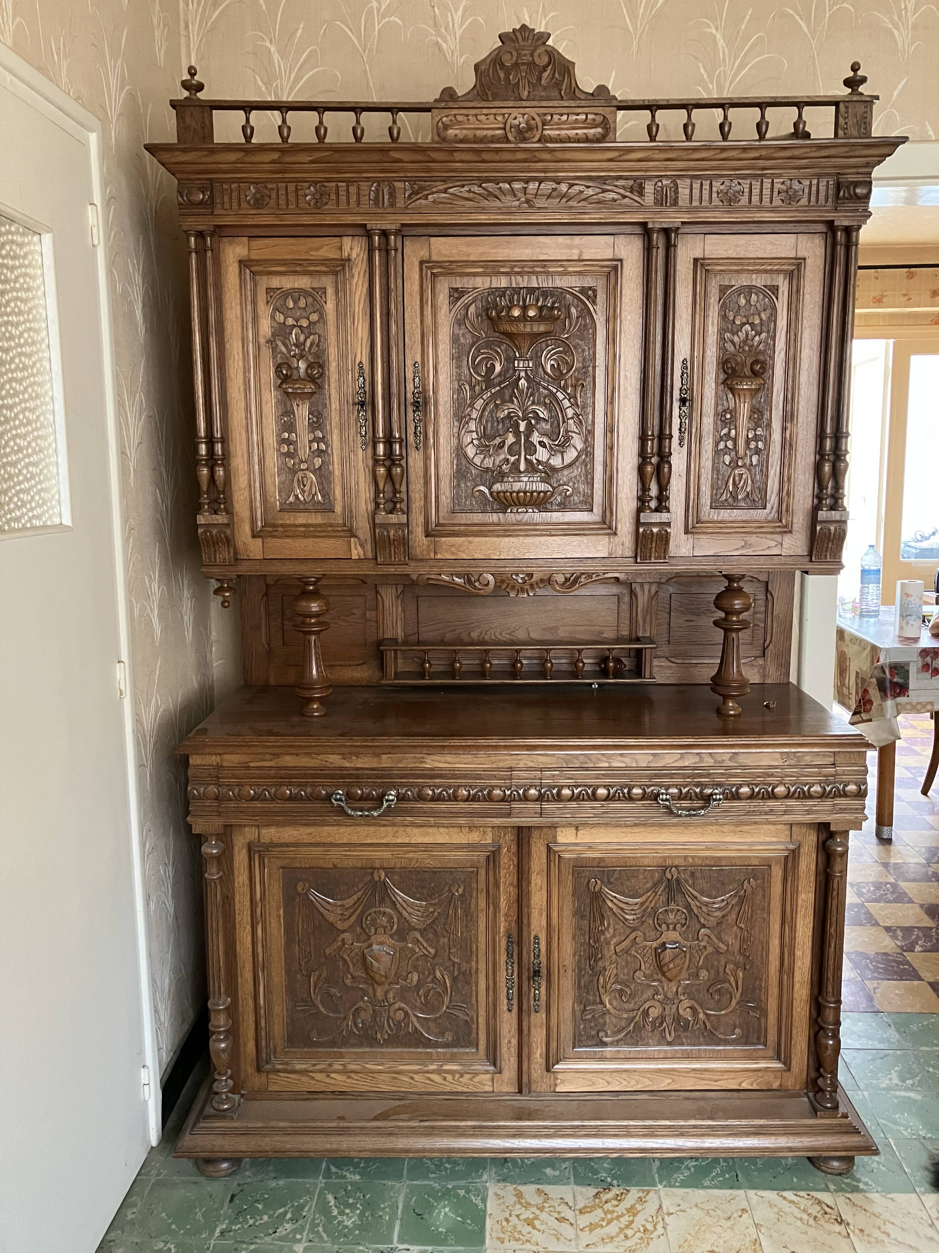 Buffet sculpté dans le style Henri II