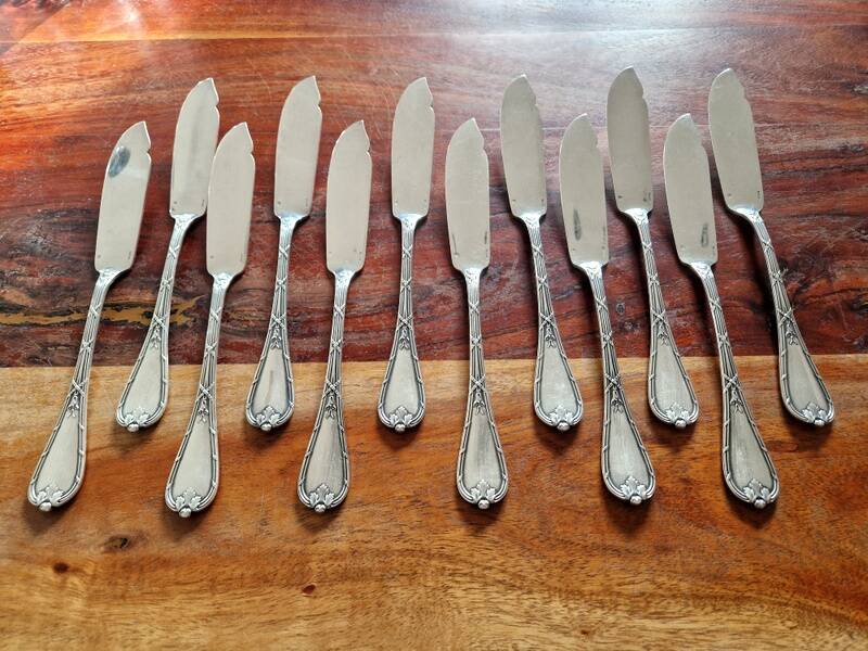 Christofle, Paris - Set of 12 fish knives - crossed ribbons model