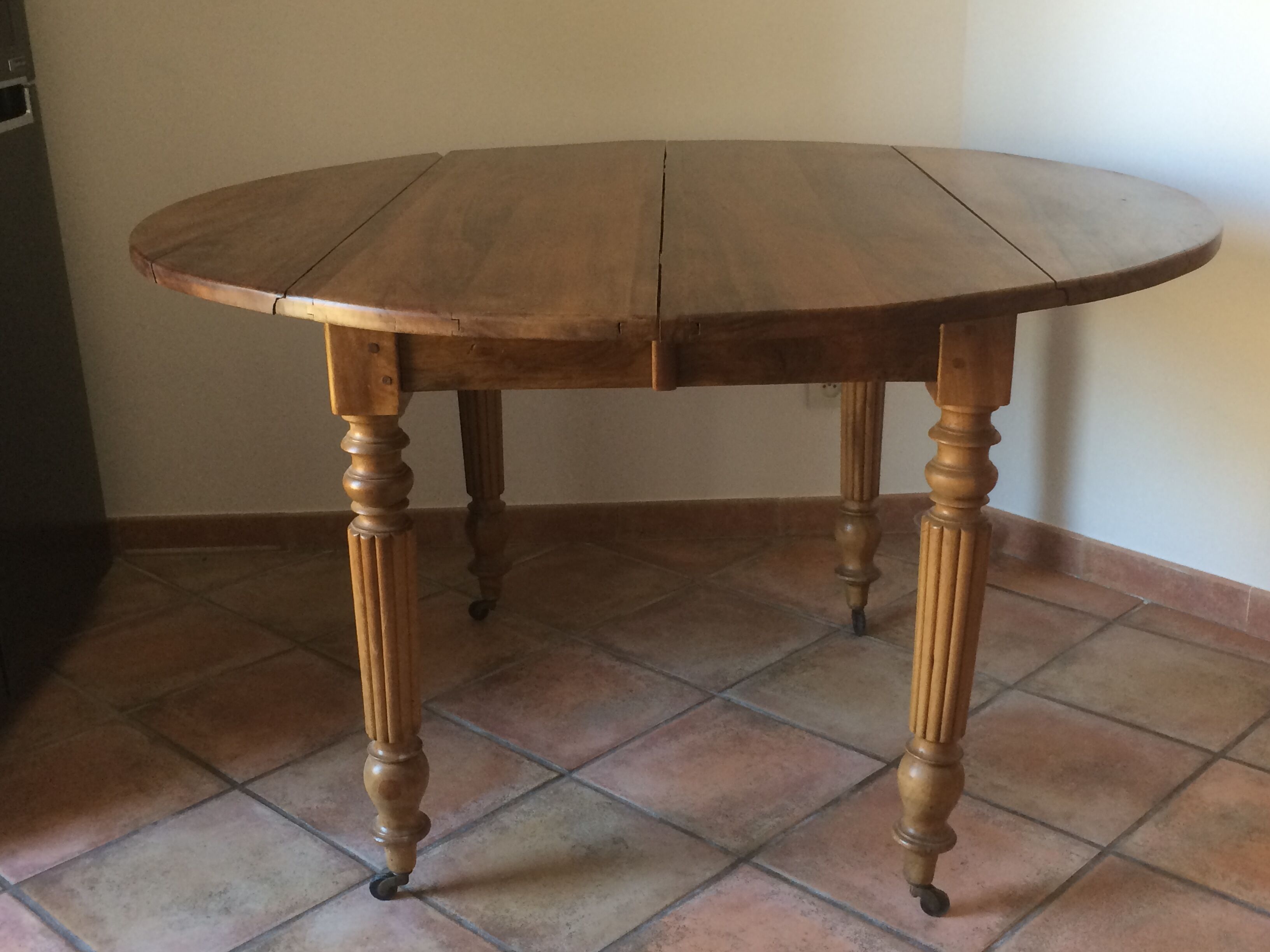 Round table extendable