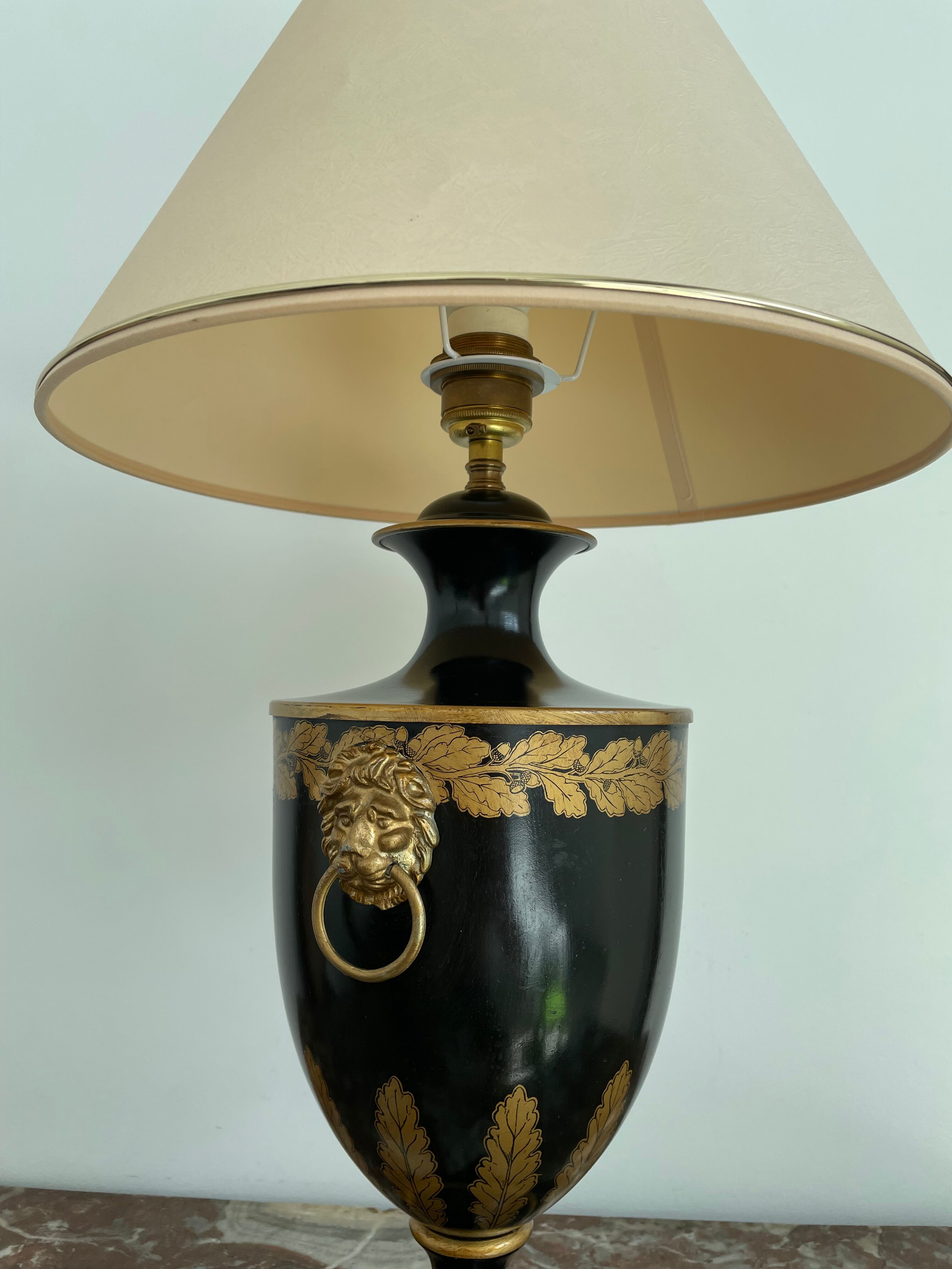 Lampe balustre lions dorés et abat blanc et liserés dorés - hôtel paris opéra garnier