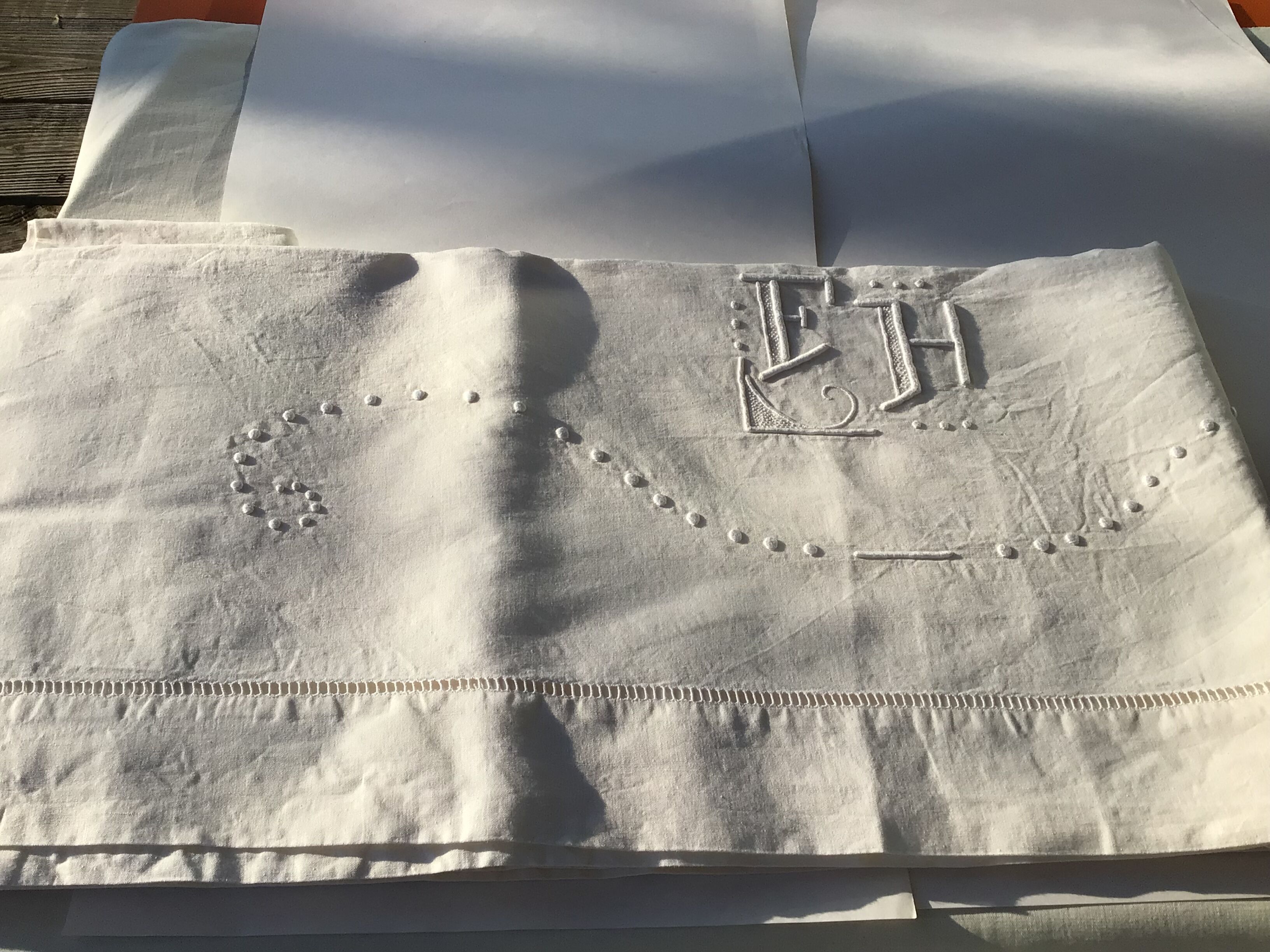 2-seater sheet embroidered FH and mestizo cream tablets