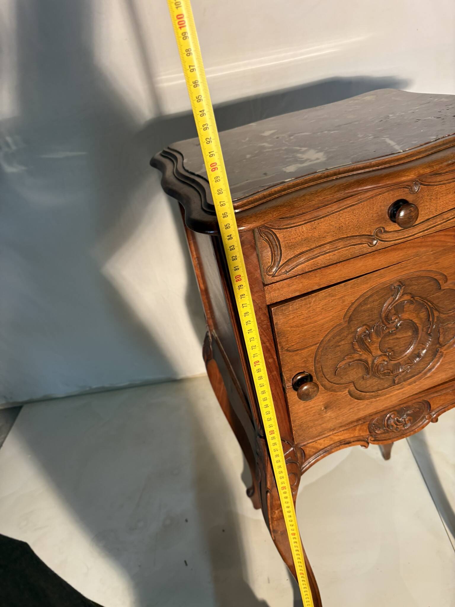 Pair of antique bedside tables with marble top and ceramic niche